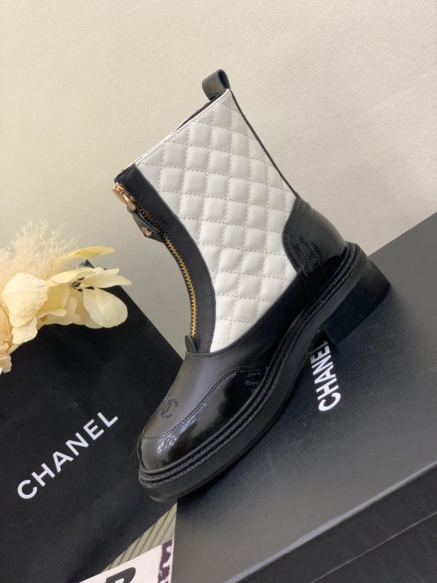 Ботинки средней высоты Chanel из коллекции 2022 года, украшенные бриллиантами - белые.