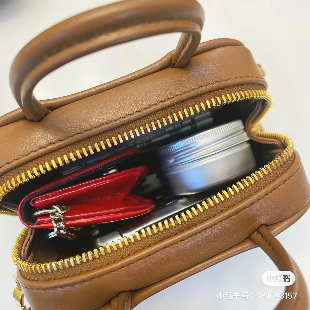 Мини-портфель Miu Miu с брелоком — из телячьей кожи.