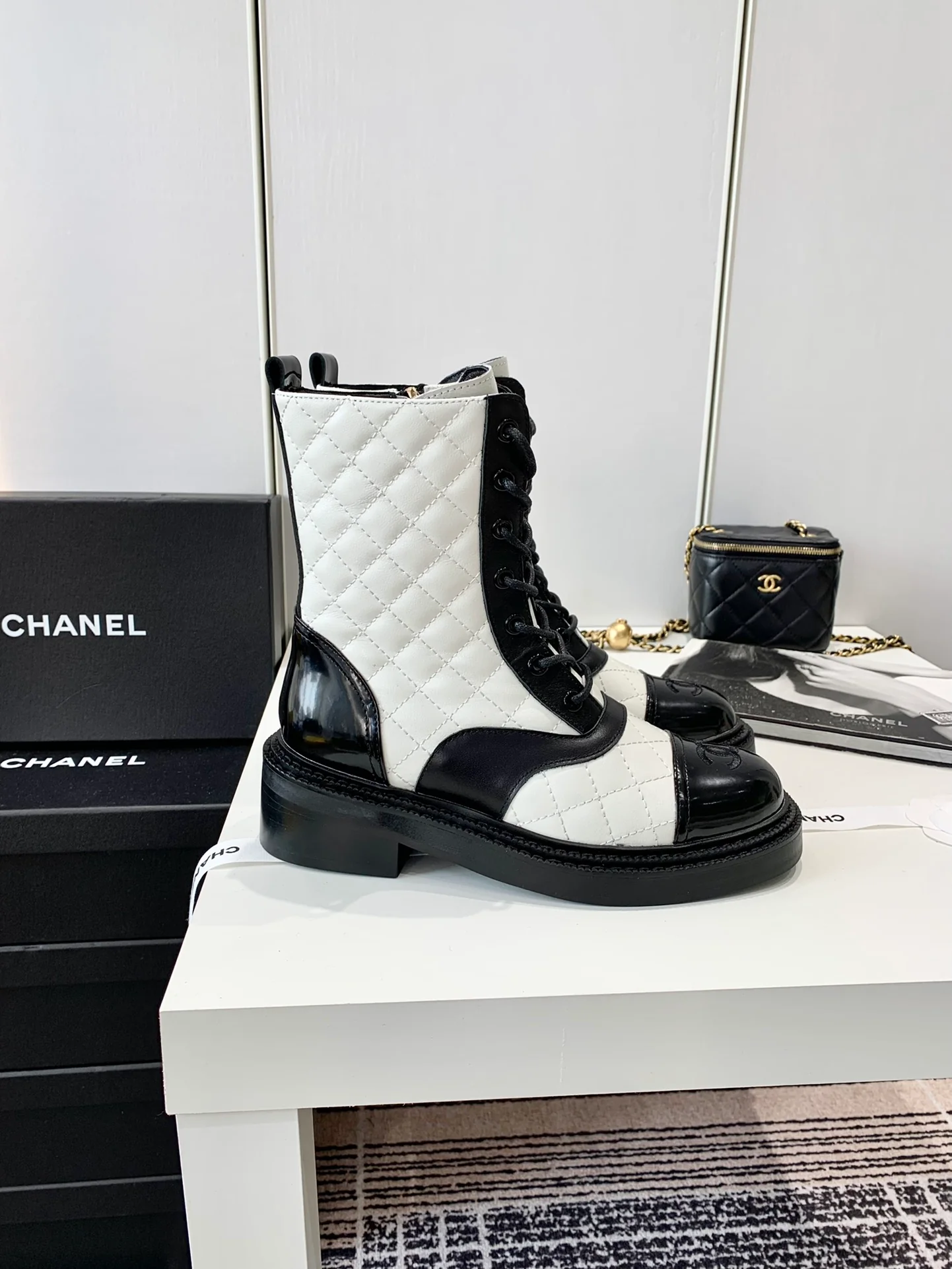 Chanel - Сапоги для верховой езды на шнуровке - Белые