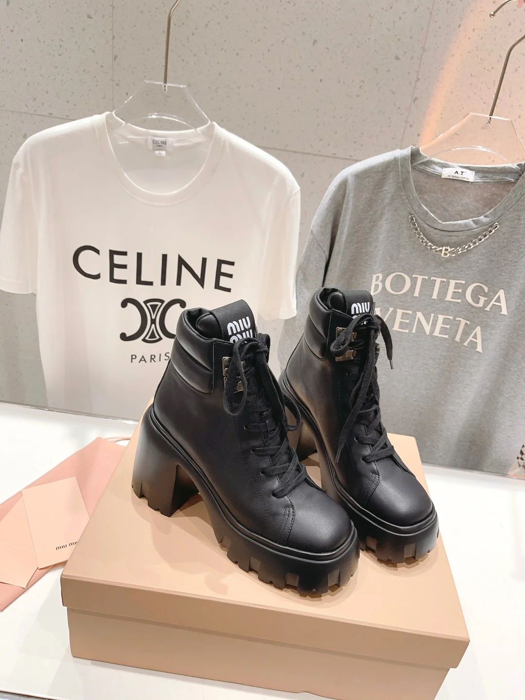 Новинка осенне-зимней коллекции Miu Miu 2023 — ботильоны на высоком каблуке и платформе.