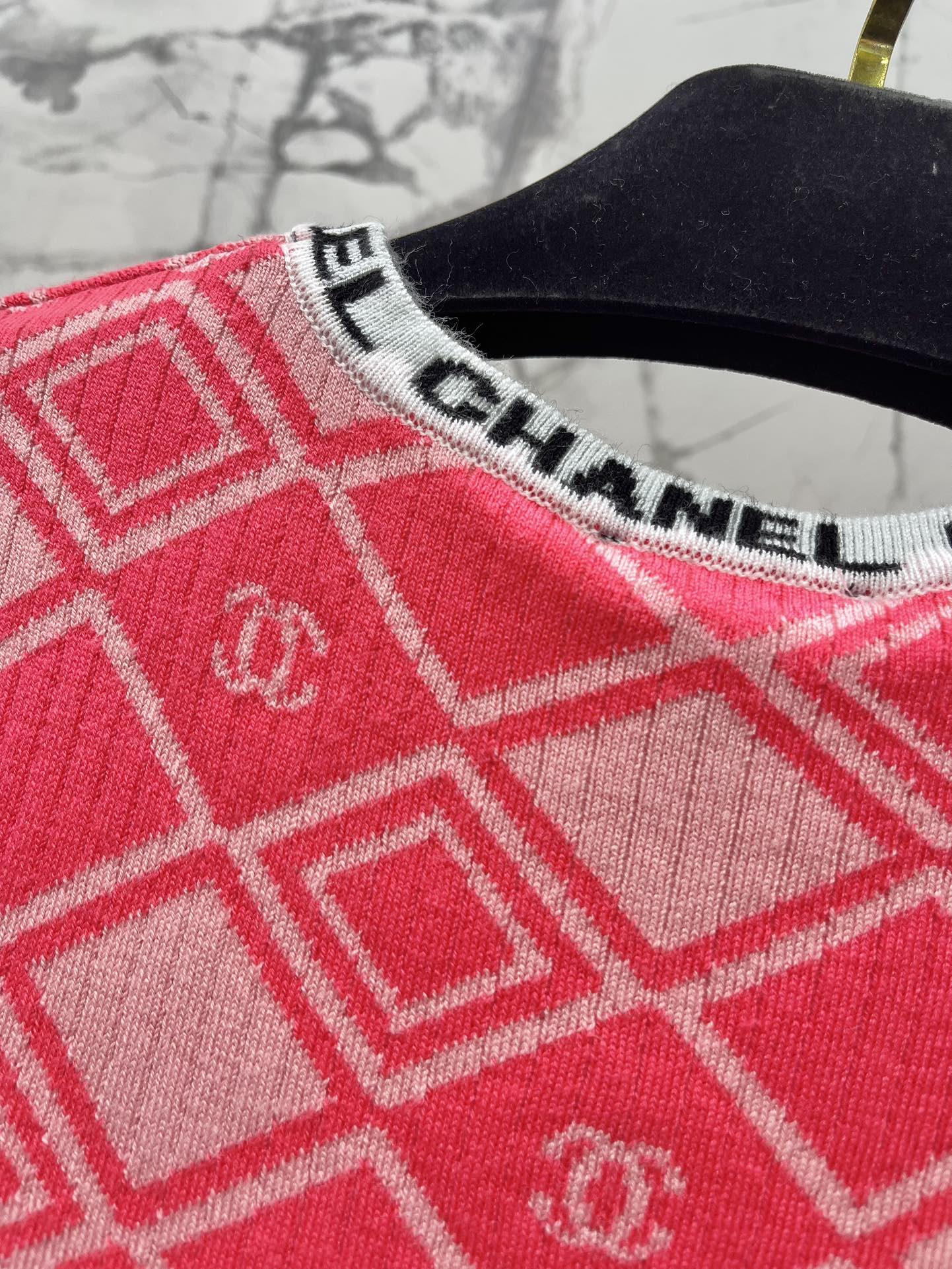 Новый клетчатый трикотажный топ Chanel 2403-24 с короткими рукавами - розовый