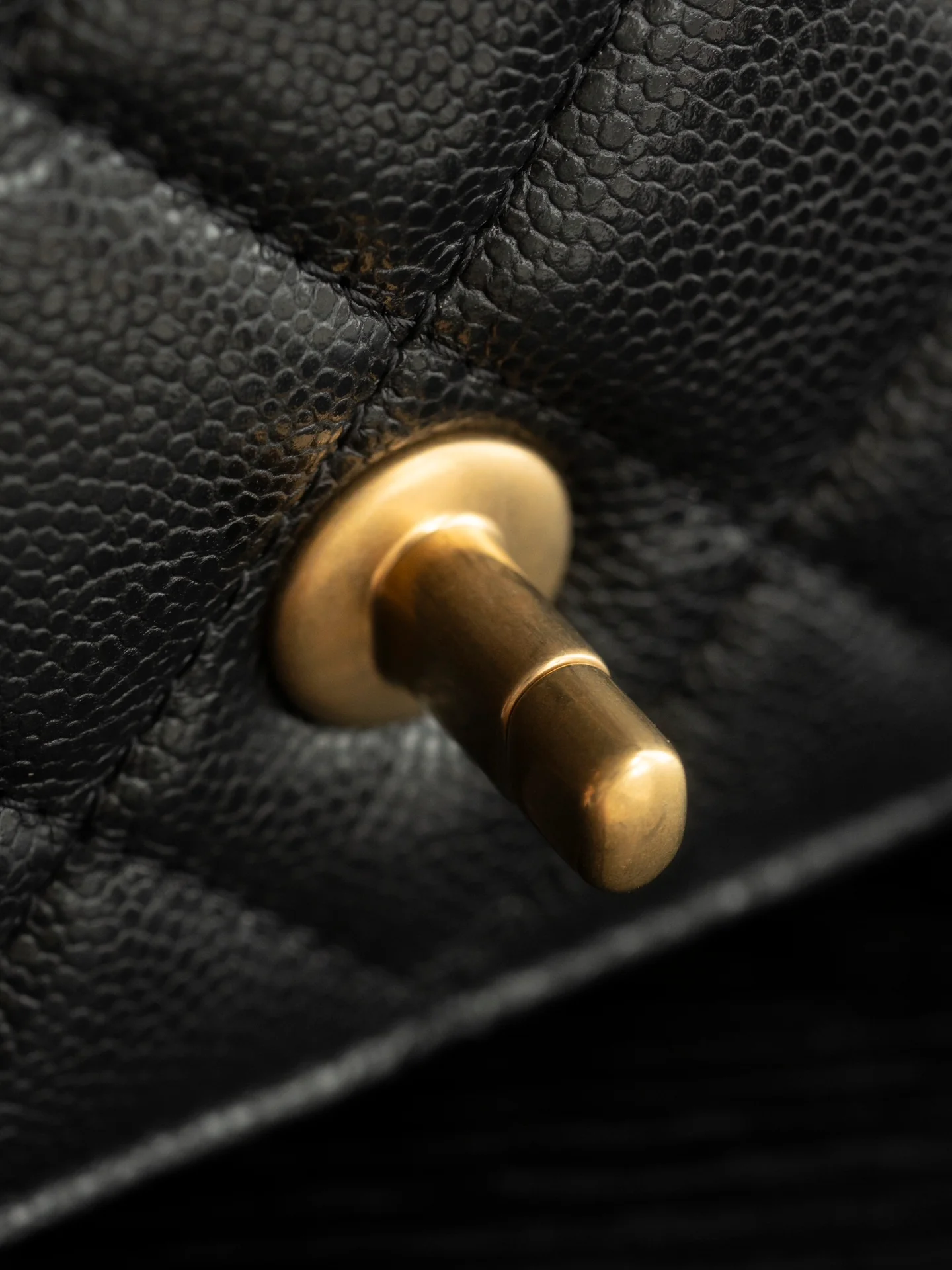 Мини-сумочка Chanel с клапаном и ручкой - черная