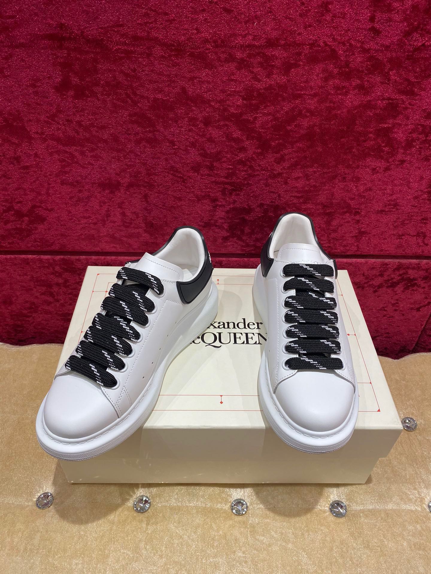 Классические белые кроссовки McQueen - Black Tail - 2