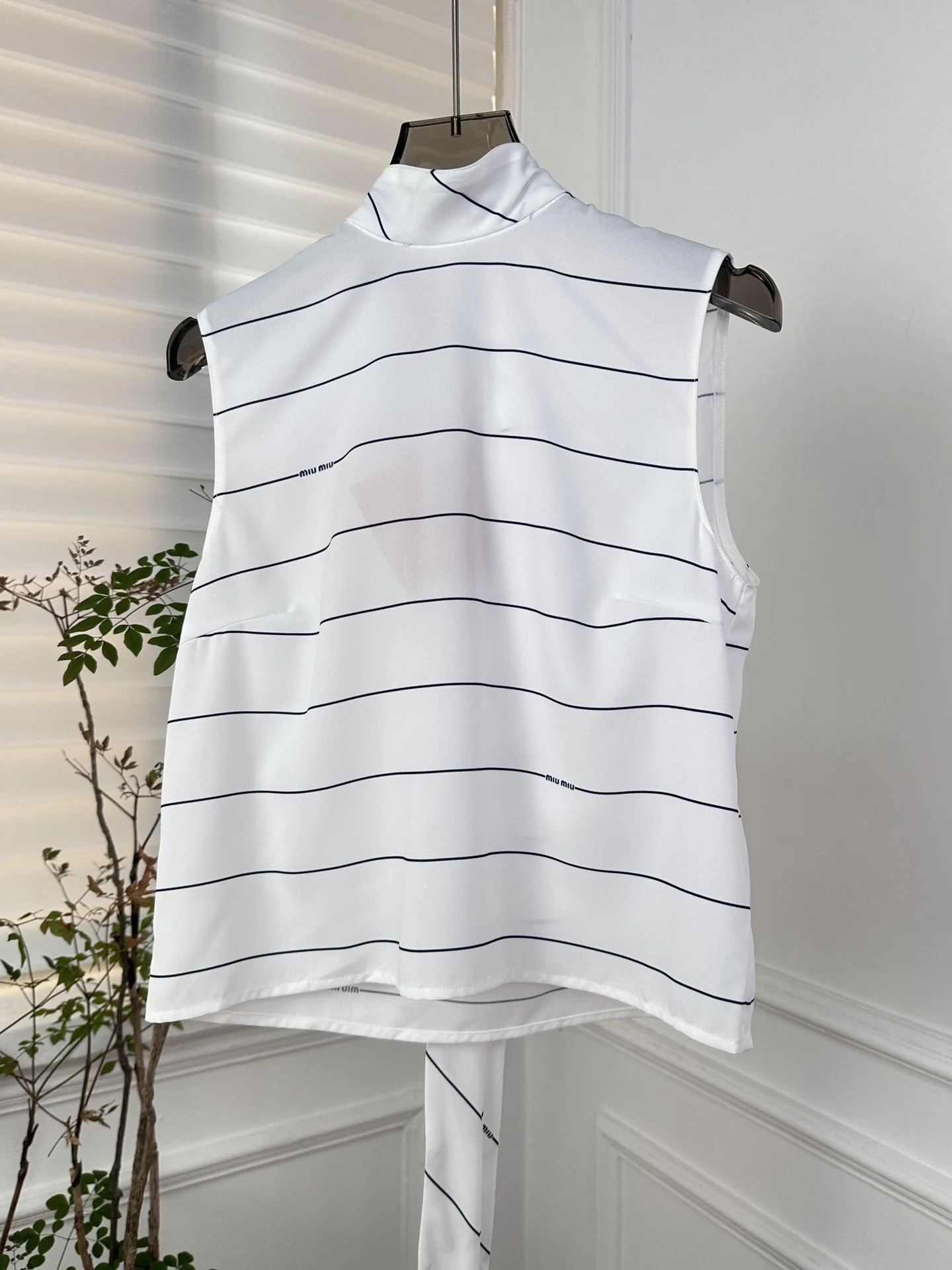 Miu Miu - 2404 - Комплект из полосатого струящегося жилета с бантом и полосатой плиссированной юбки - Белый