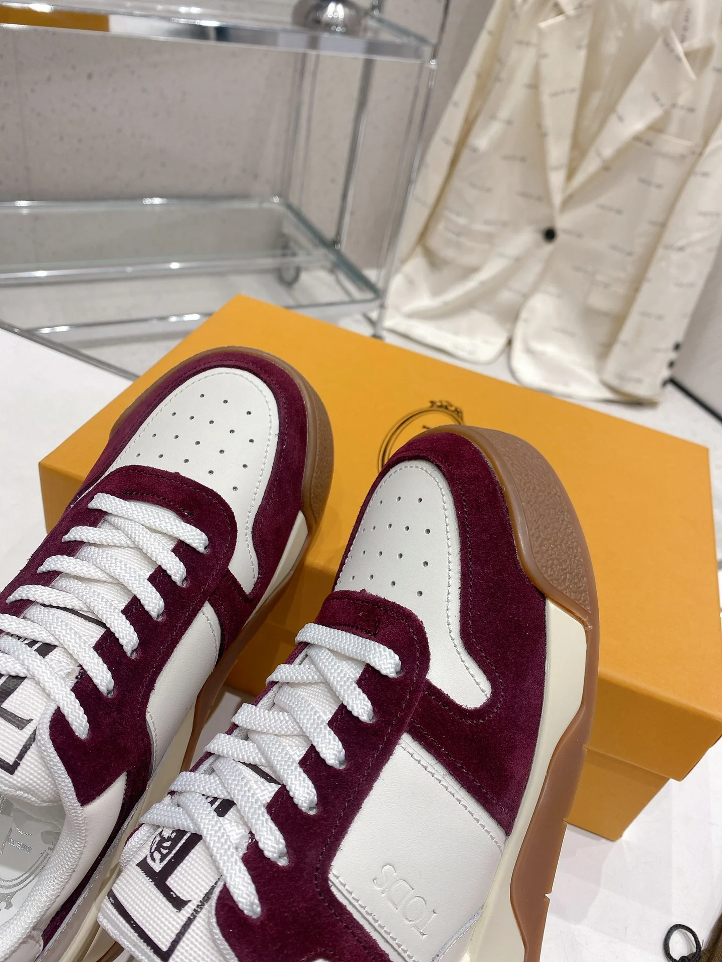 Весенняя коллекция Tods 2023 — Повседневная обувь — Парная модель — Коричневая подошва с бордовой отделкой