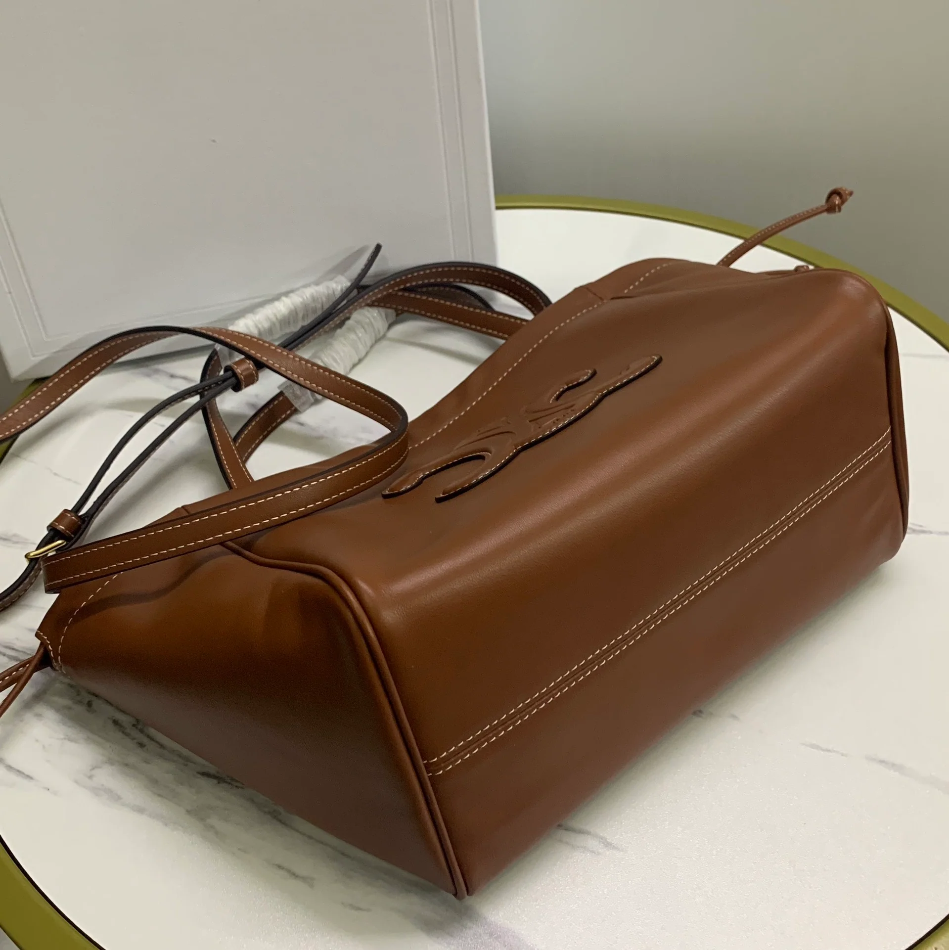 Сумка Celine Cabas Triomphe из гладкой кожи с завязками — коричневая — маленькая