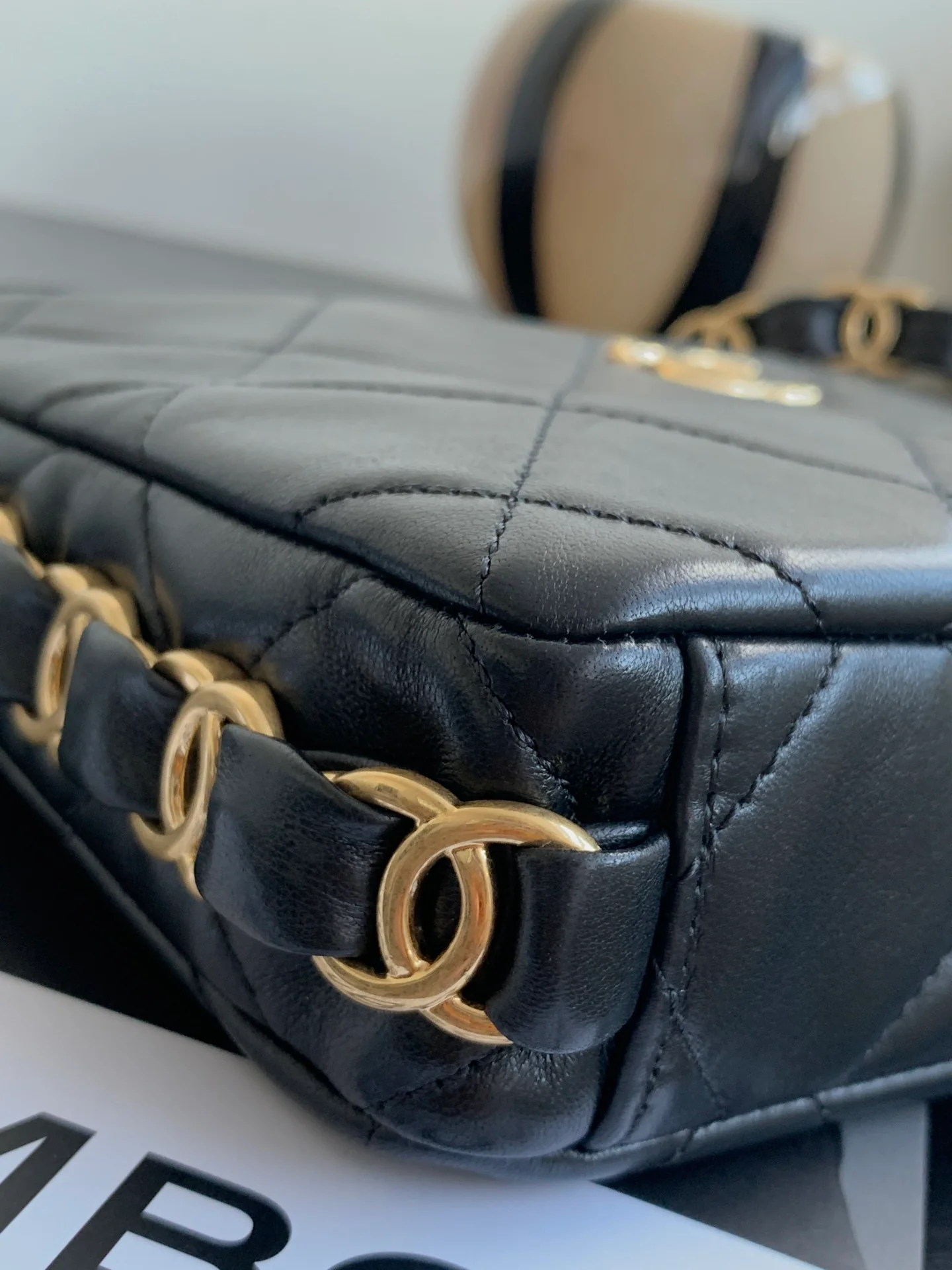 Сумка-хобо Chanel с массивной цепочкой в ??стиле хиппи — черная.