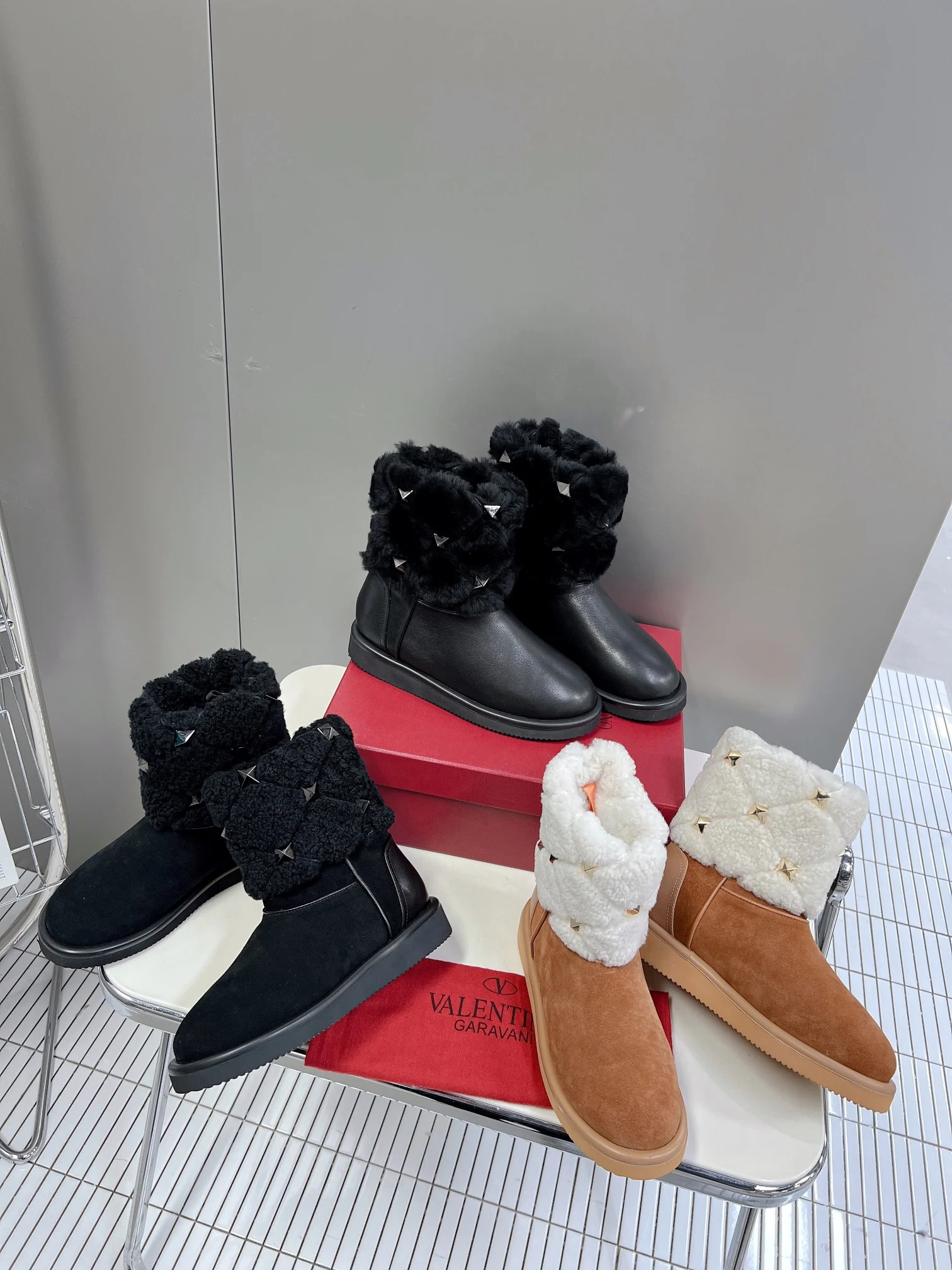 Весенняя коллекция Valentino 2022 — Ботильоны с меховой отделкой и оборками — Верблюжий цвет