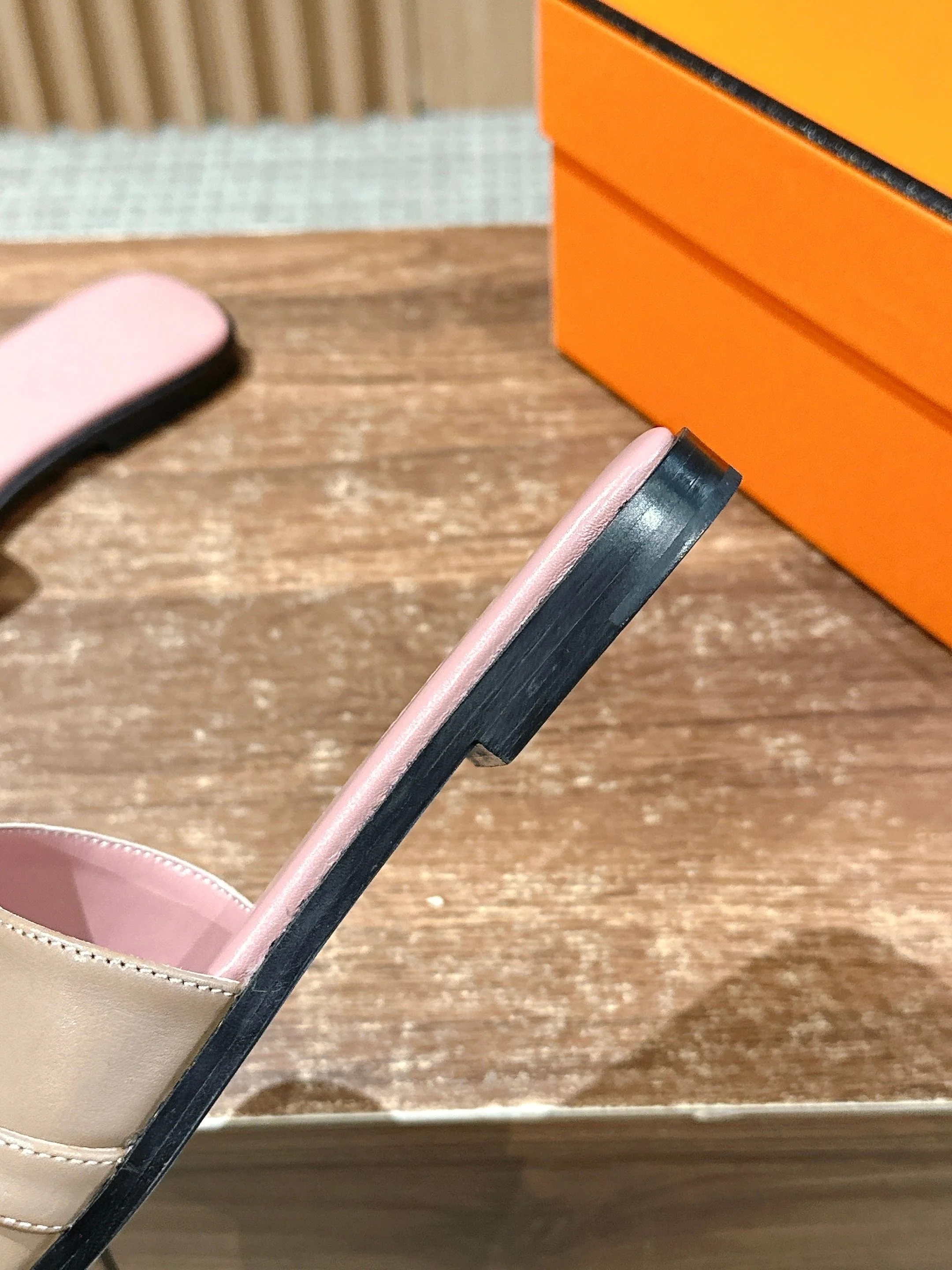 Сандалии Hermes Kelly с пряжкой, розовые.