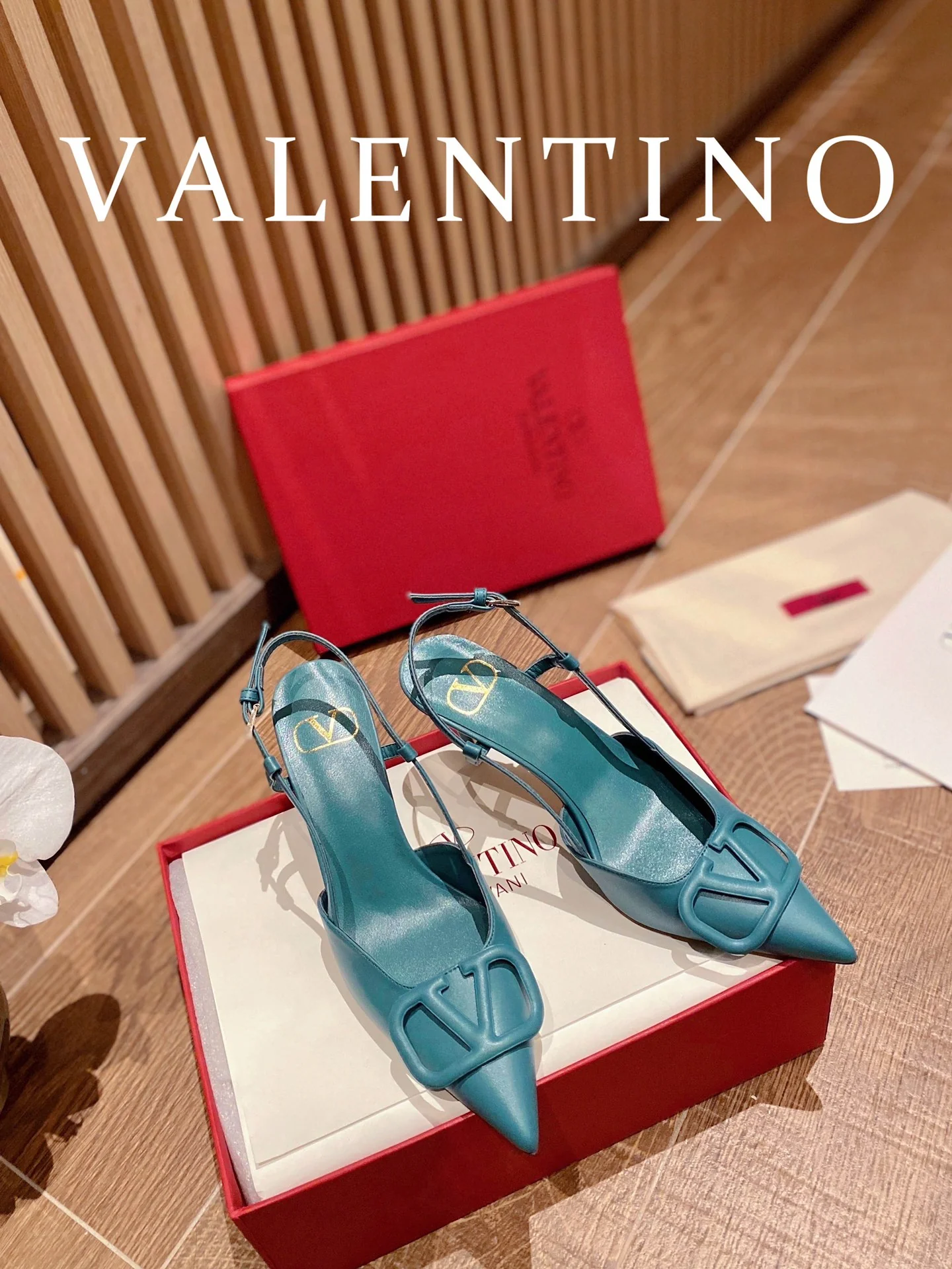 Туфли Valentino с V-образной пряжкой и открытой пяткой — синие.