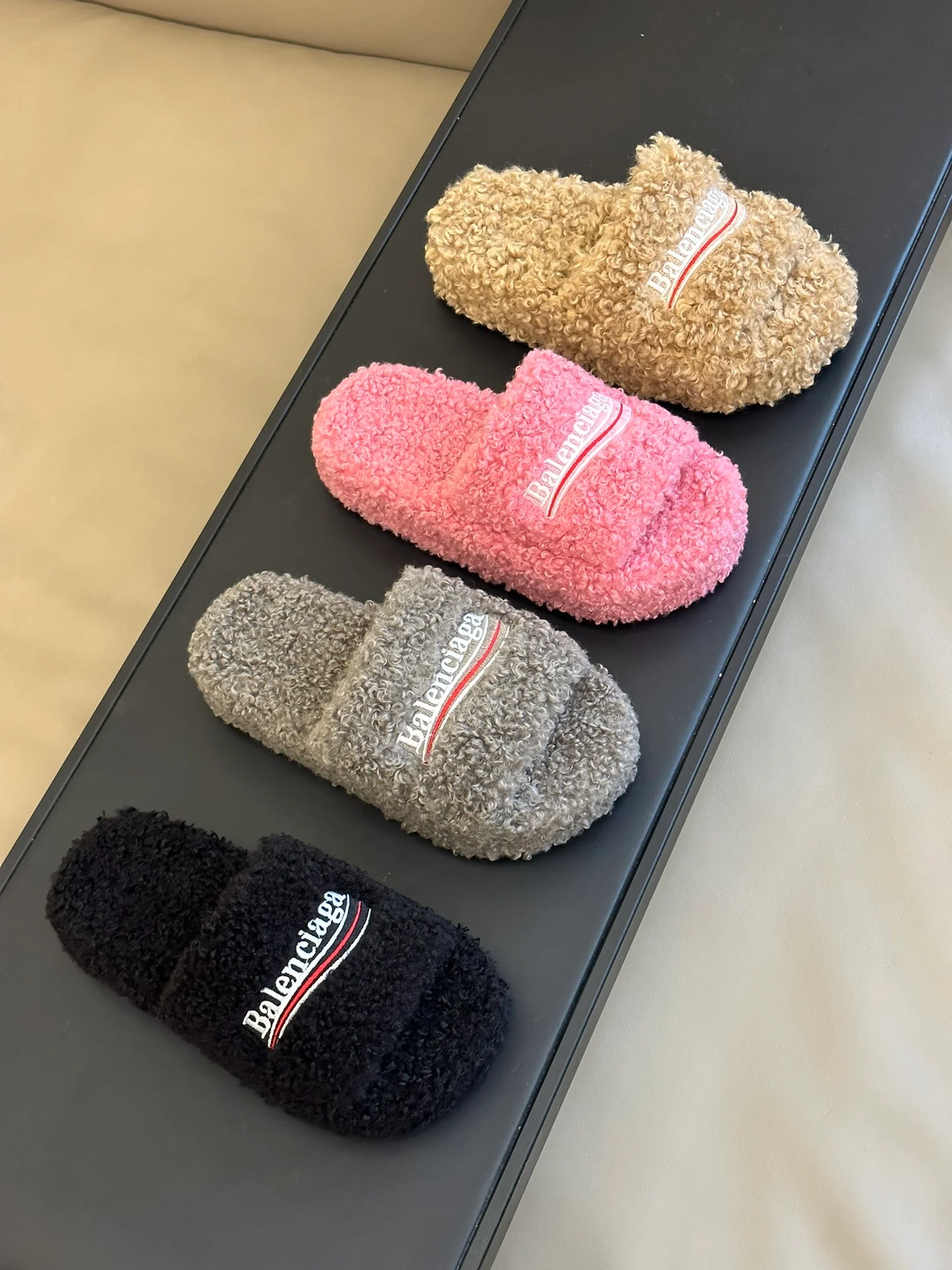 Новинка сезона осень/зима 2023 от Balenciaga - Меховые тапочки на платформе - Розовые