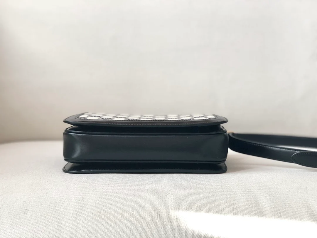 Сумка Celine Medium Triomphe из вышитой ткани и кожи вагю — черная.