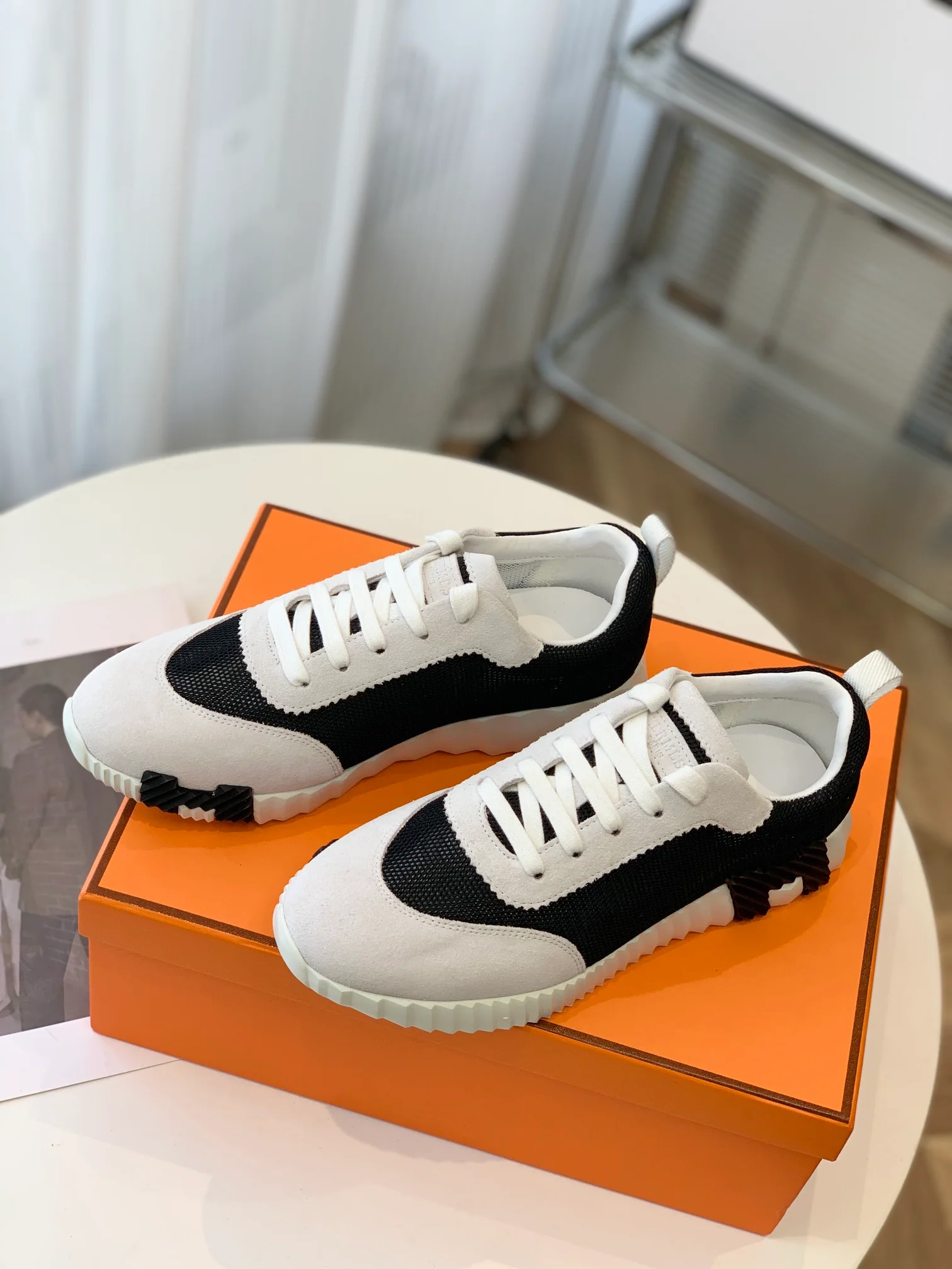 Новейшая модель Hermes 2023 года - кожаные кроссовки H - белые и черные