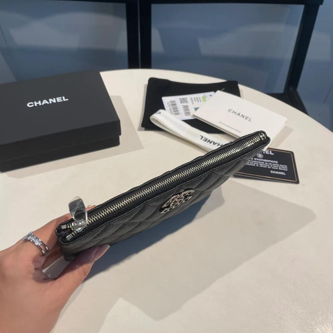 Chanel-22s 钻扣小号手拿包