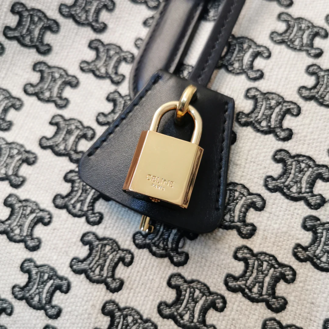 Миниатюрная кожаная сумка Celine Cabas Triomphe с вышивкой.