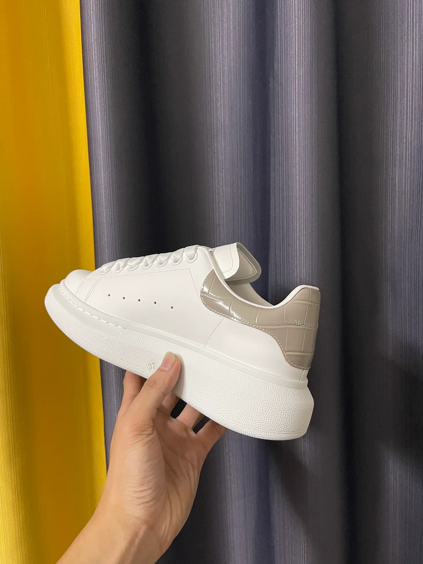 Классические белые кроссовки McQueen - унисекс - на каблуке с серым крокодиловым рисунком