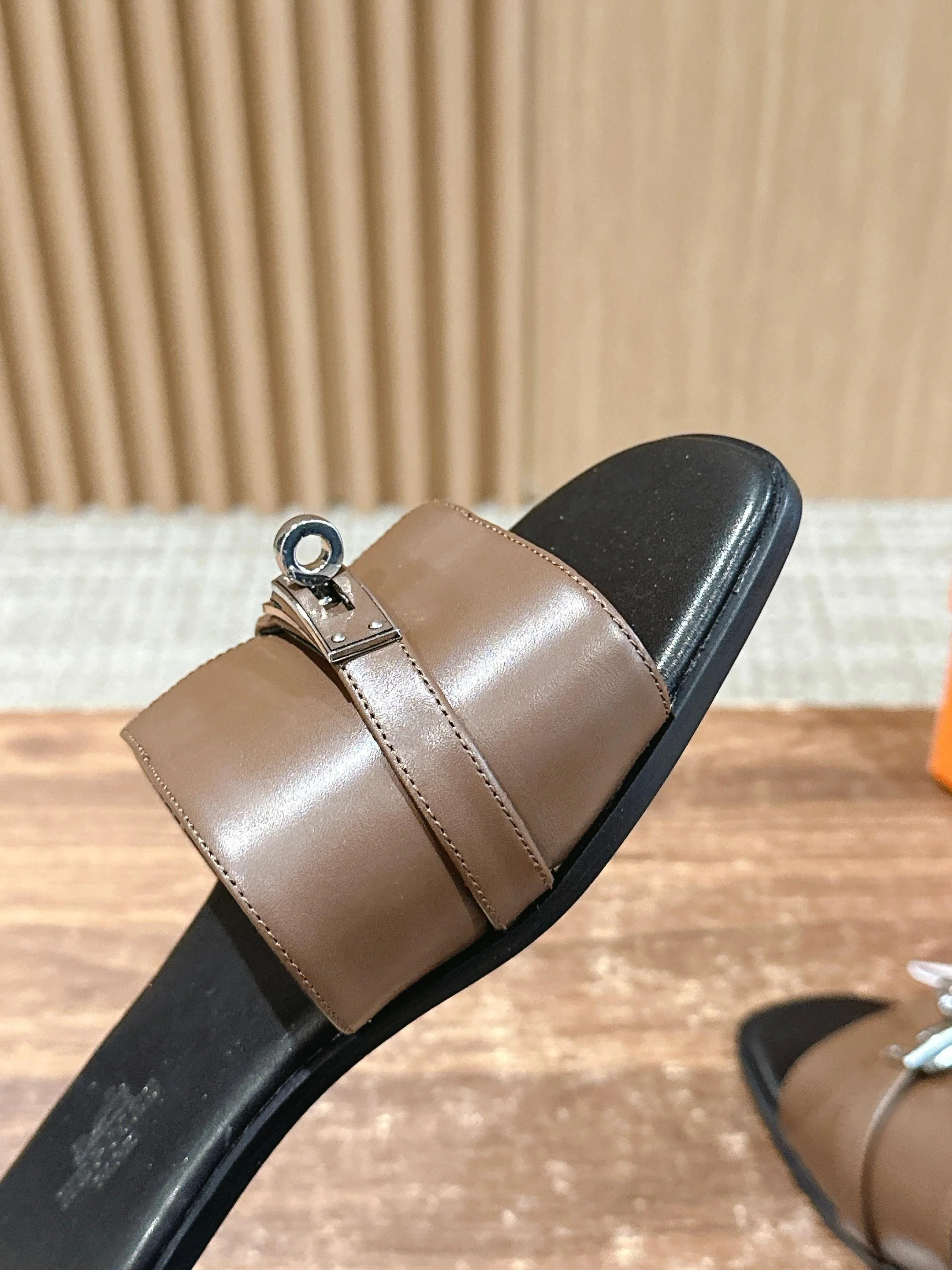 Сандалии Hermes Kelly с пряжкой, черные.