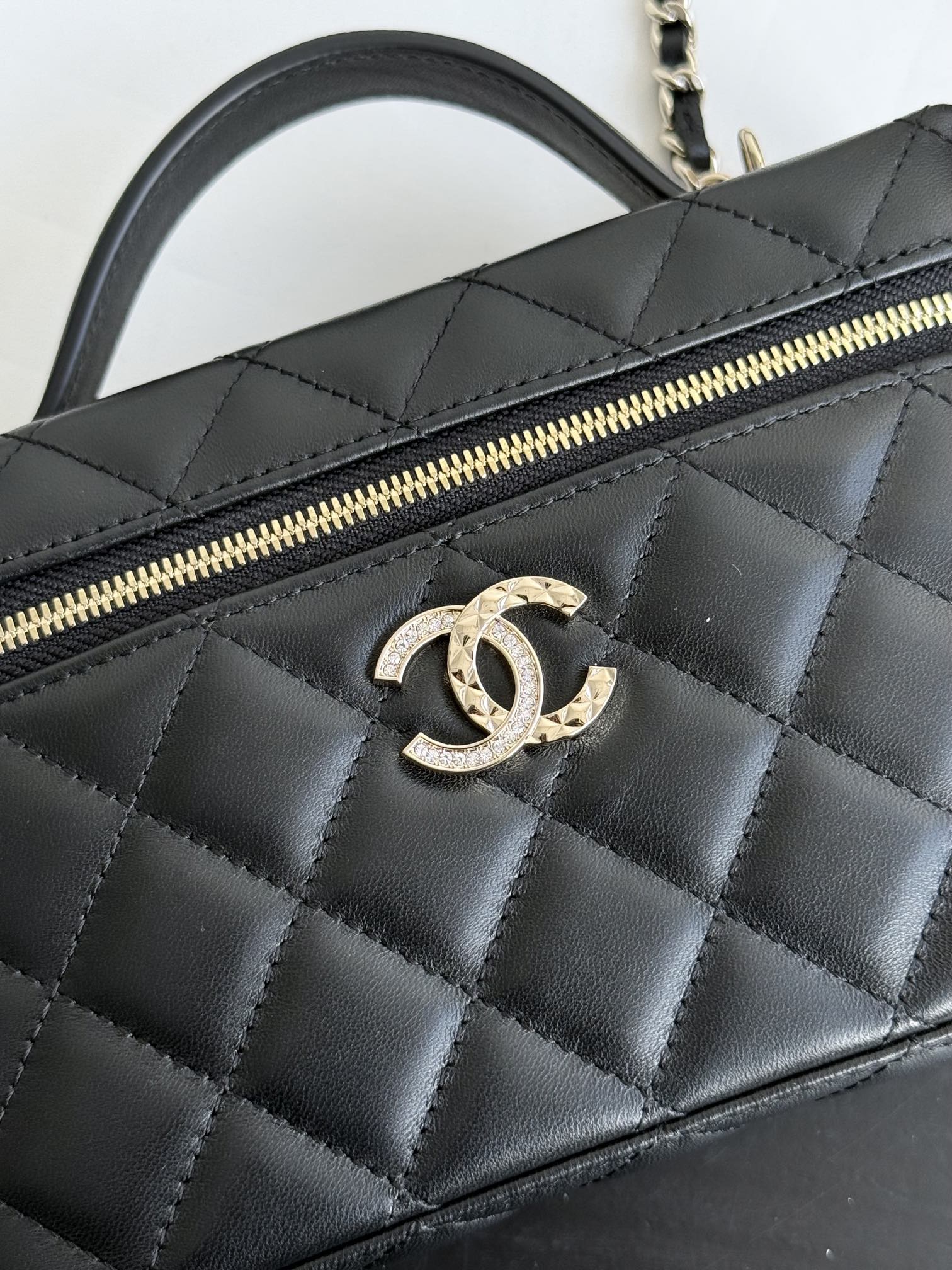 Сумка-ланчбокс Chanel 25c-LP из овечьей кожи - черная