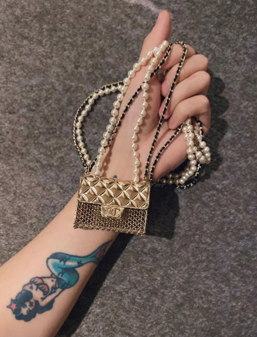 Металлическая сумка Chanel с жемчужной цепочкой