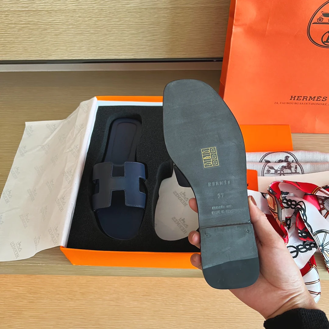 Сандалии Hermes на плоской подошве - верх из однотонной кожи - подошва, полностью закрывающая стопу - 1