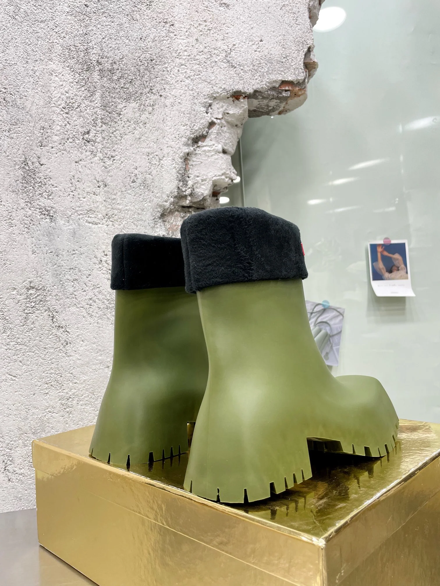 Сотрудничество Balenciaga и Hunter — суперпопулярные парижские резиновые сапоги.