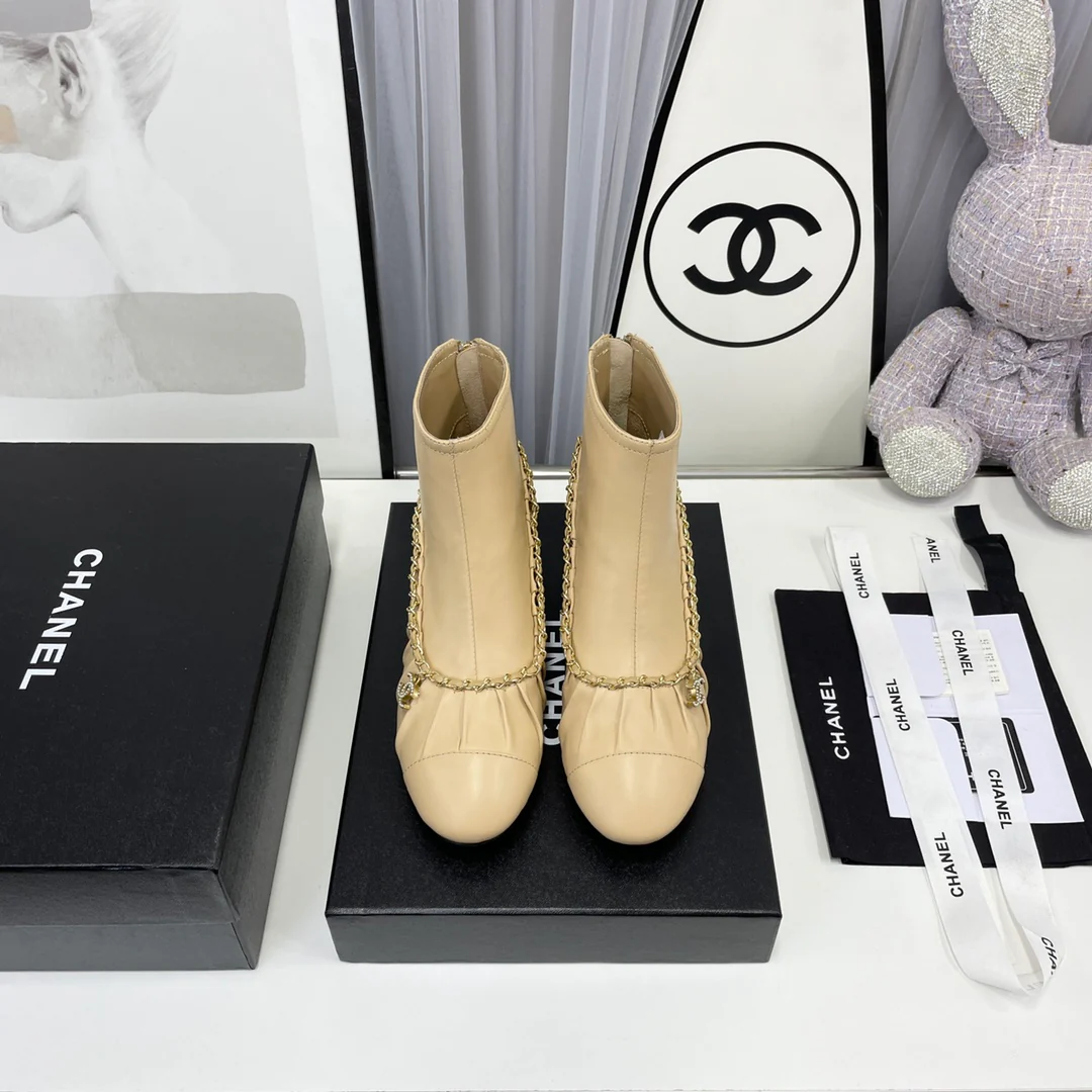 Новинка сезона осень/зима 2022 от Chanel — ботильоны на низком каблуке с цепочкой.