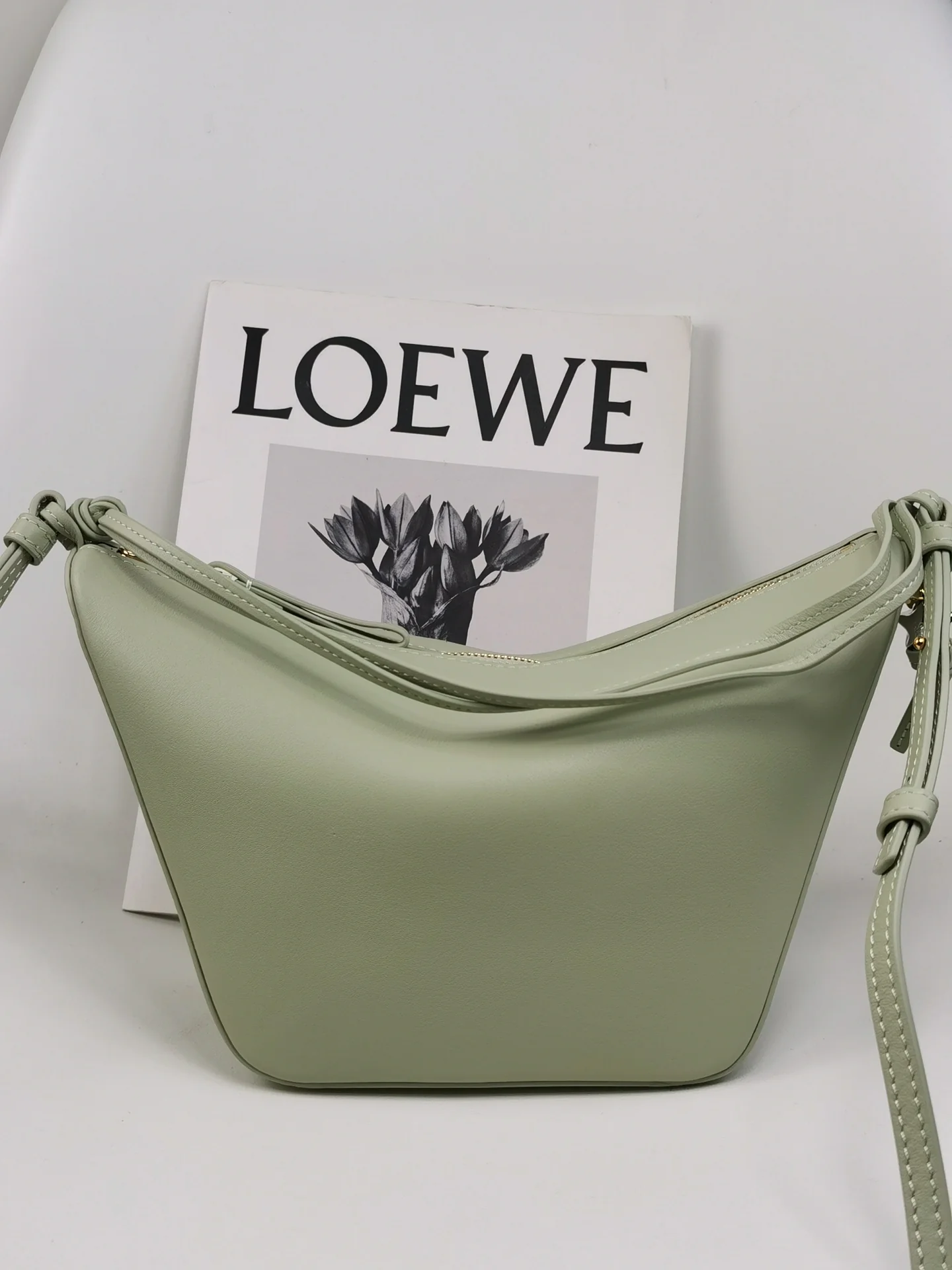 Сумка-хобо Loewe Hammock — цвет хаки.