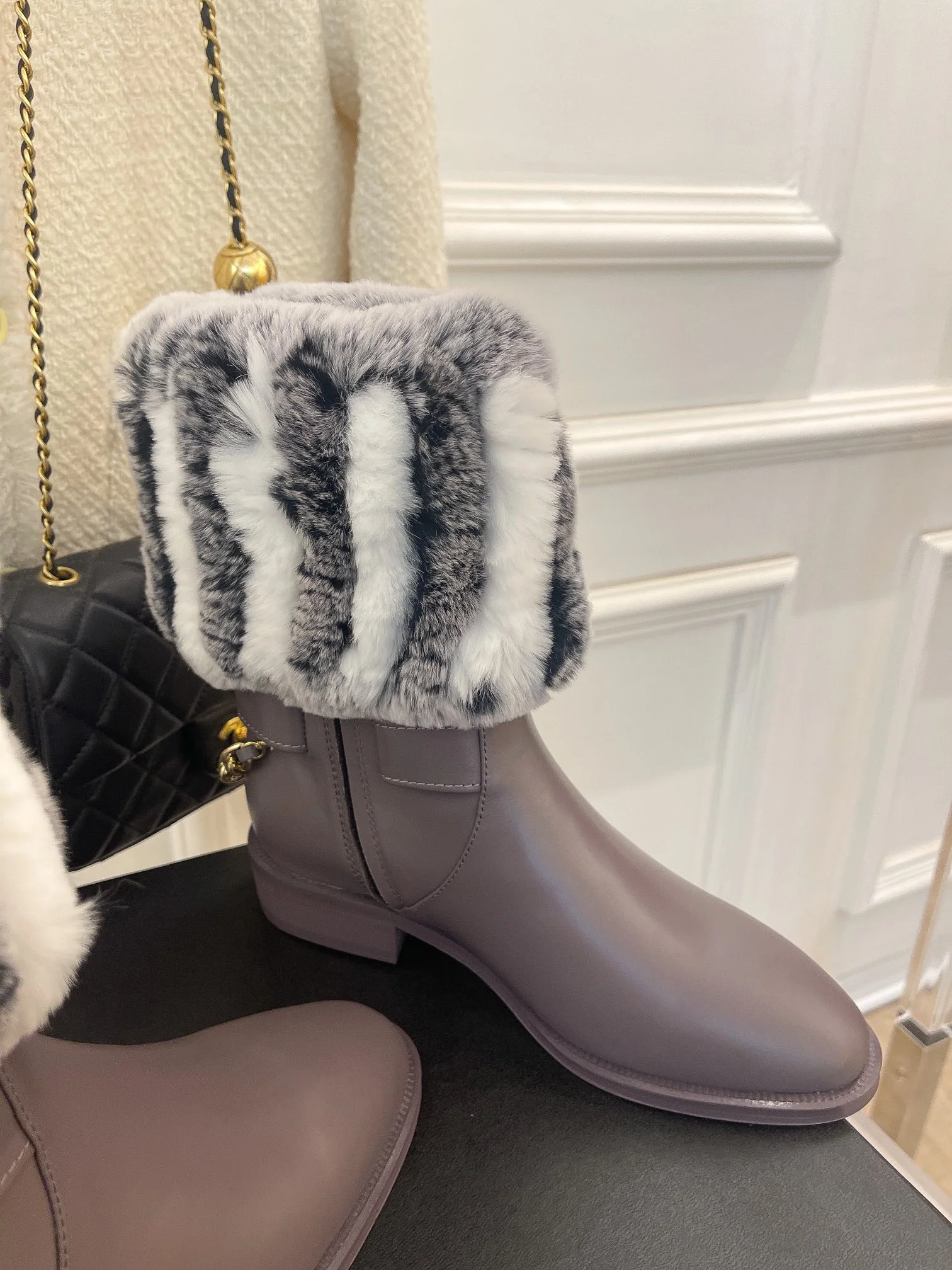 Новинка весны 2022 года от Chanel - Меховые ботильоны - Серые