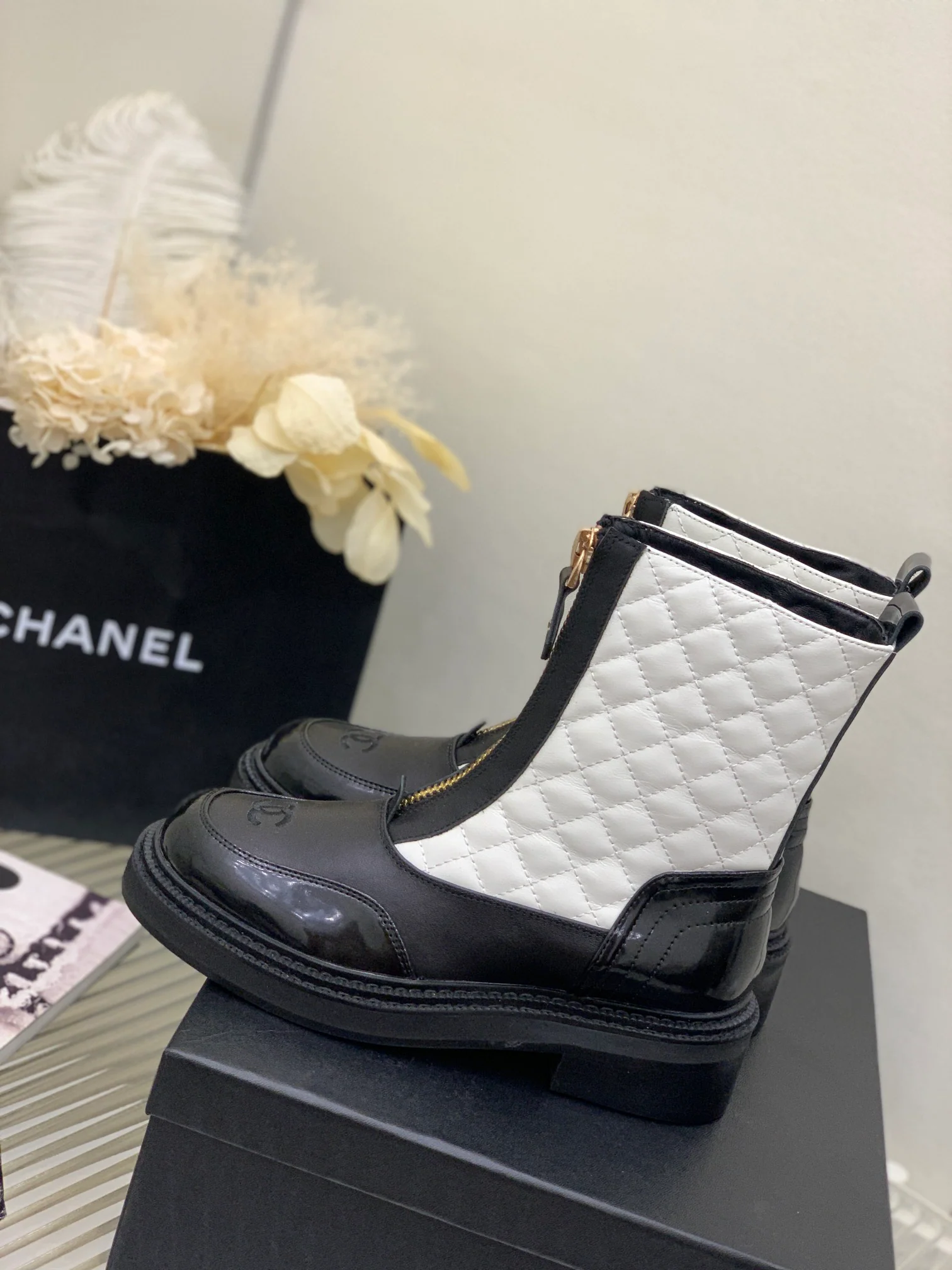 Ботинки средней высоты Chanel из коллекции 2022 года, украшенные бриллиантами - белые.