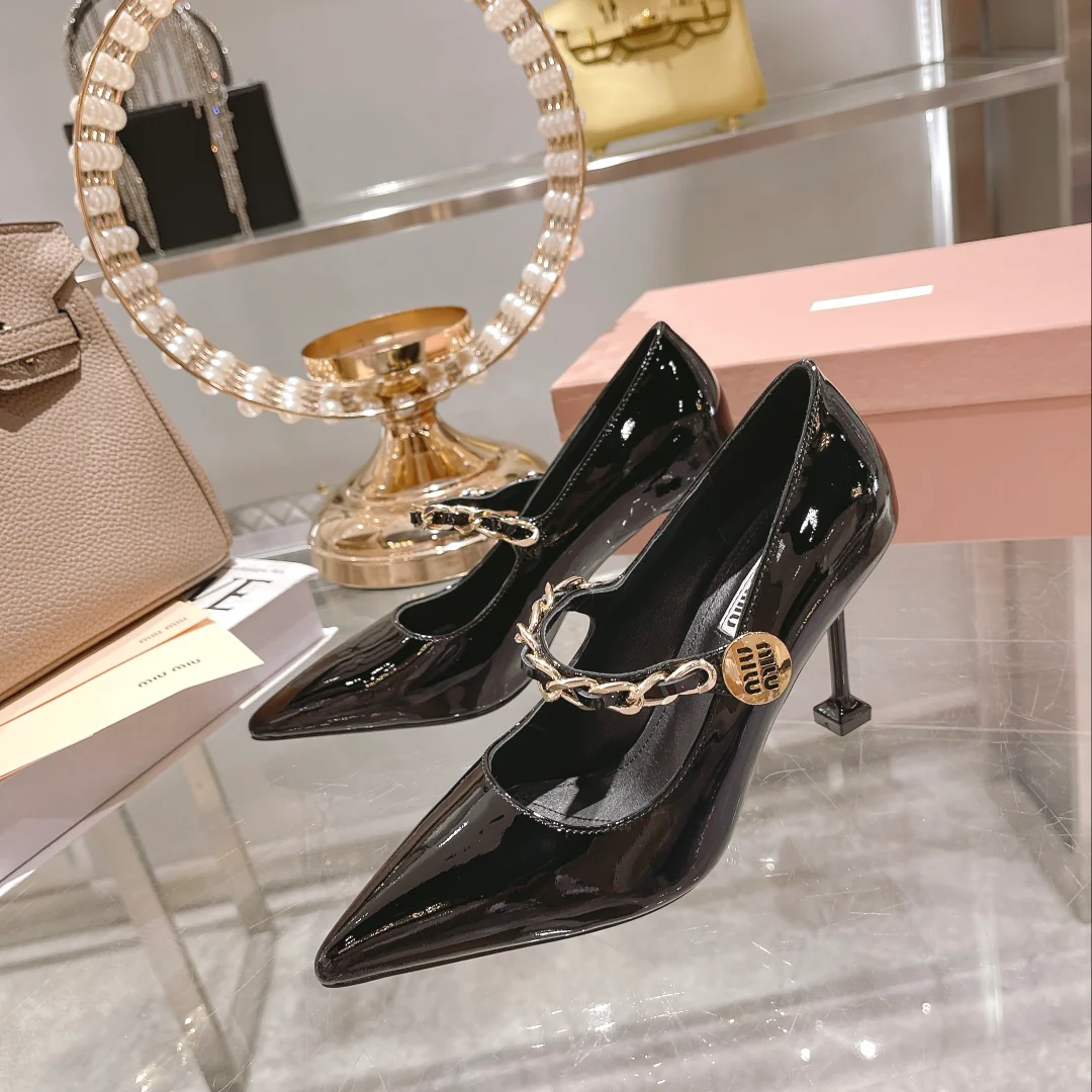 Новинка сезона осень/зима 2022 от Miu Miu - Туфли на каблуке с острым носком и разрезом - Черные