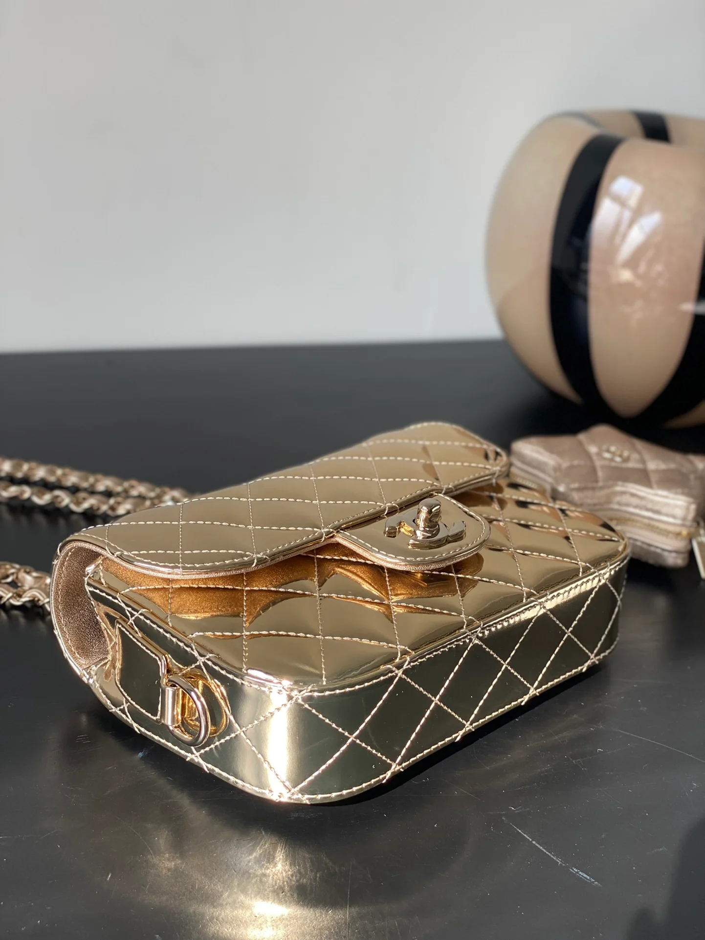 Весенняя коллекция Chanel 24c - Золотой кошелек для монет со звездным узором