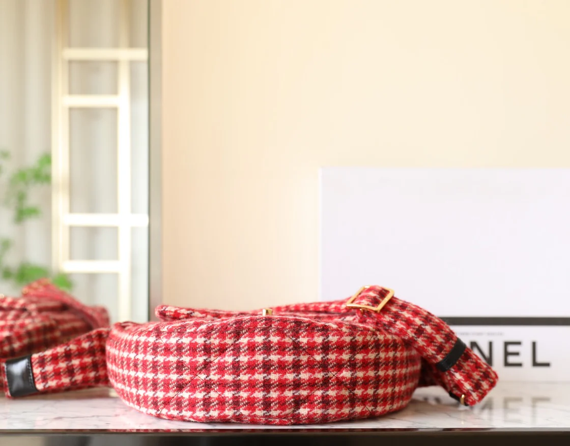 Сумка-хобо Chanel-Plover в красную клетку, полумесяц