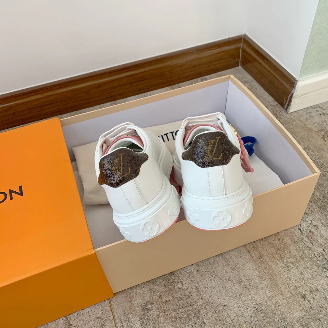 Белые кроссовки на платформе LV Time Out Series с розовым язычком