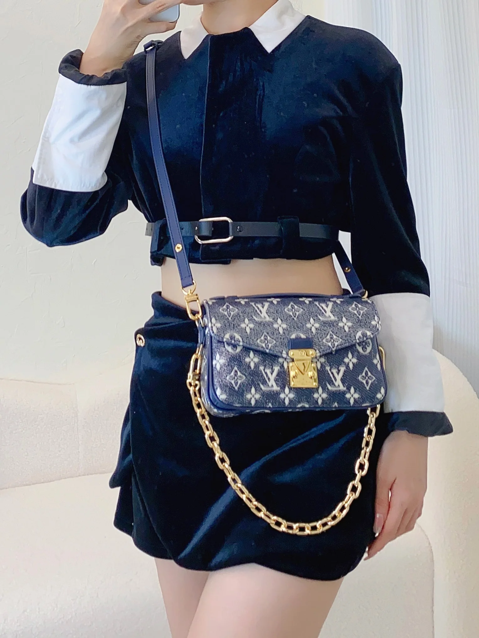 m22834-LV-pochette-metis-east-west-handbag