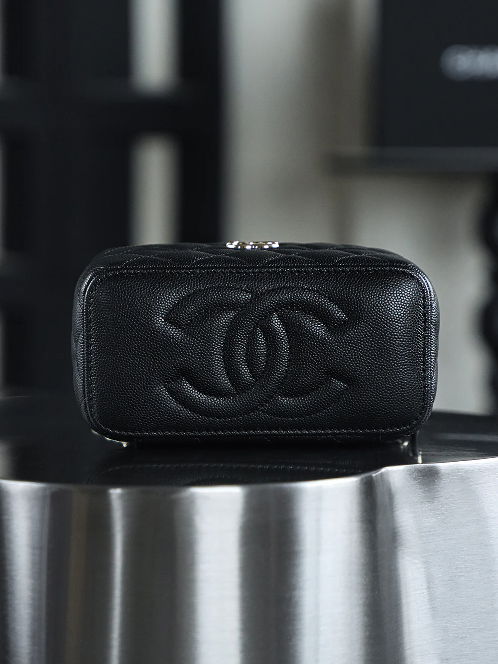 Косметичка Chanel 25c - Черная - Фурнитура из светлого золота