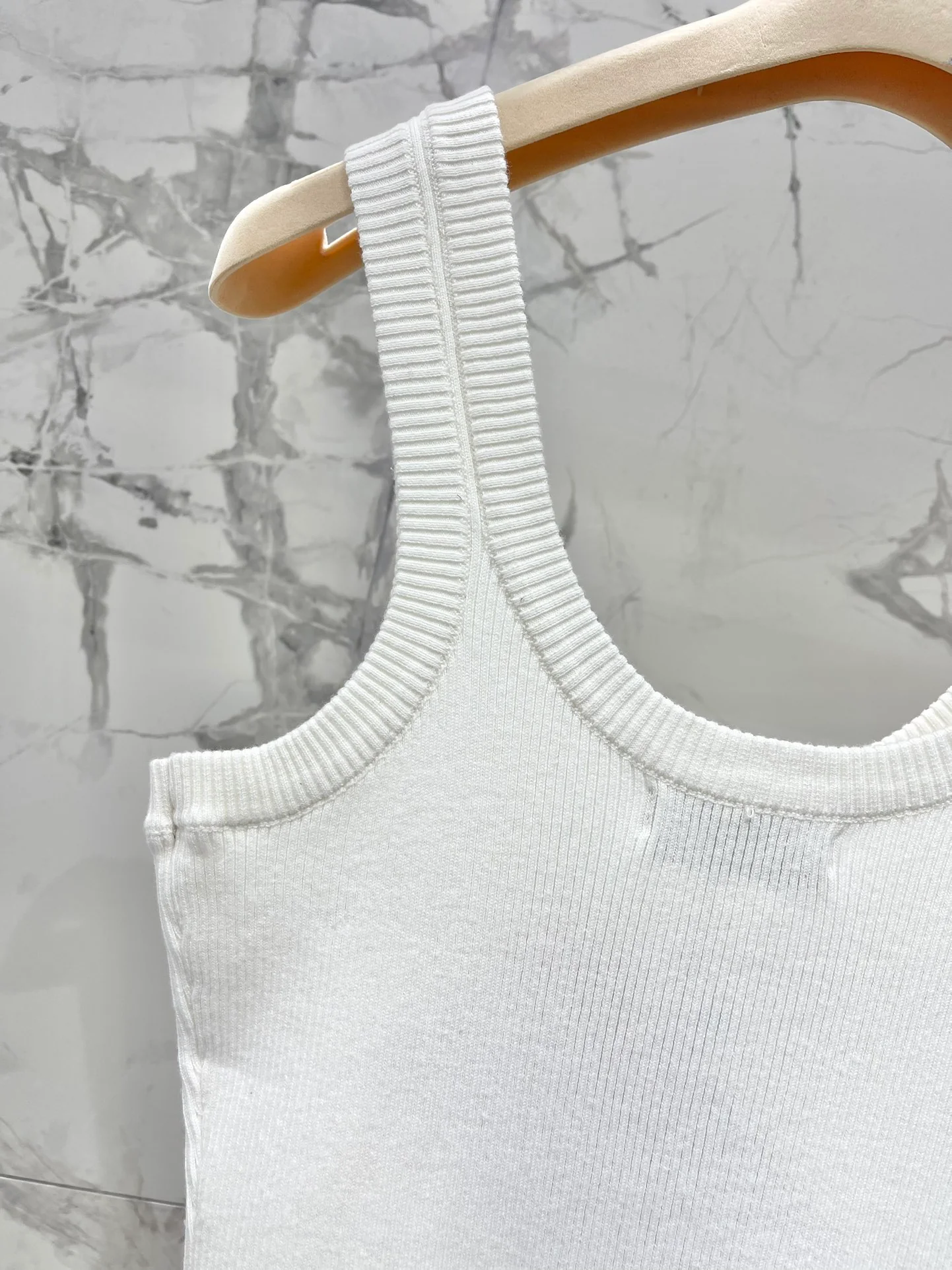 Miu Miu - Летняя новинка 2404-24: Элегантное вязаное платье-жилет с U-образным вырезом - белое.