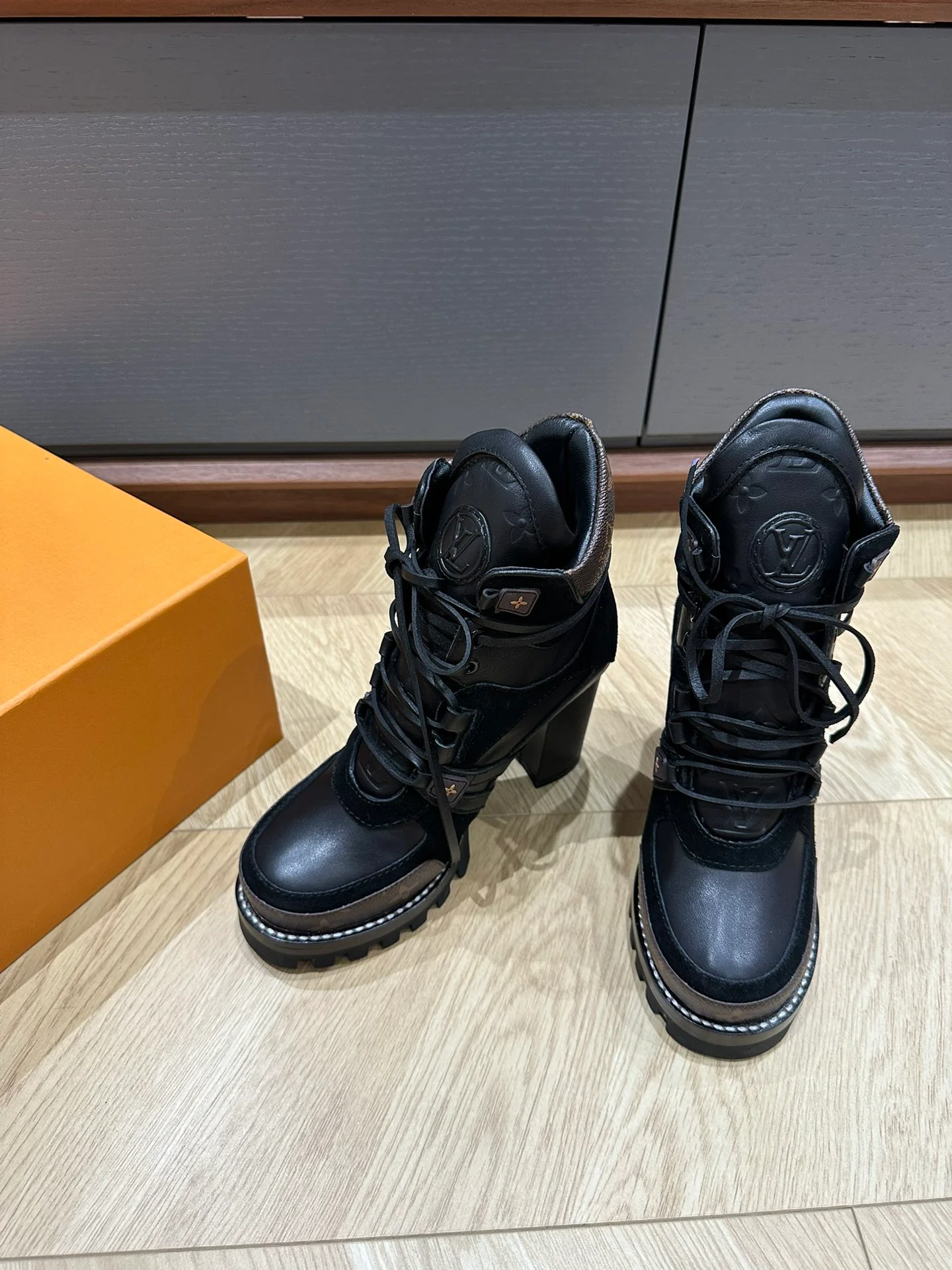 LV-2024 - Повседневные сапоги на высоком каблуке - Черные