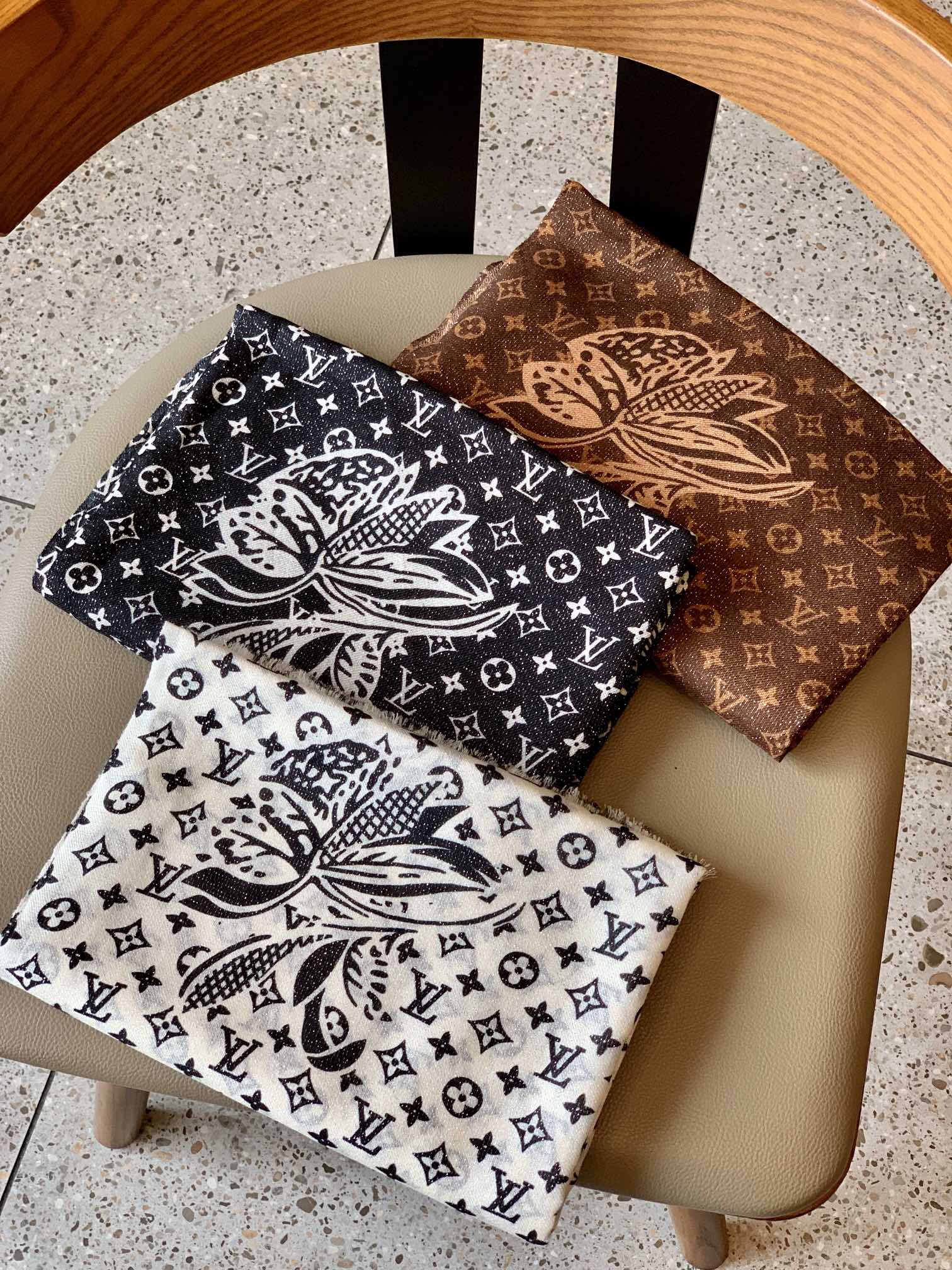 LV - Длинный шарф с серебряной нитью и новым 3D-узором.