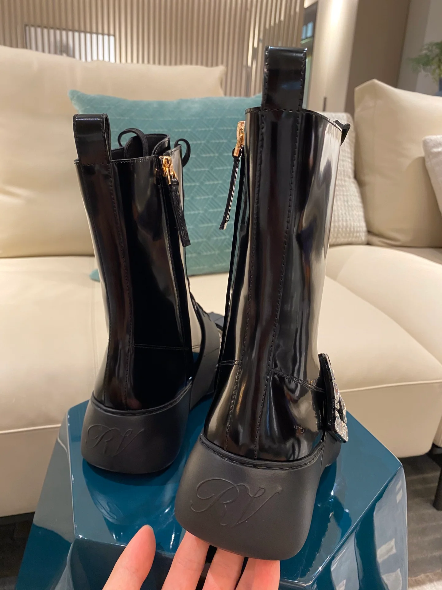 Ботинки прямого кроя с бриллиантовой пряжкой из осенне-зимней коллекции RV21