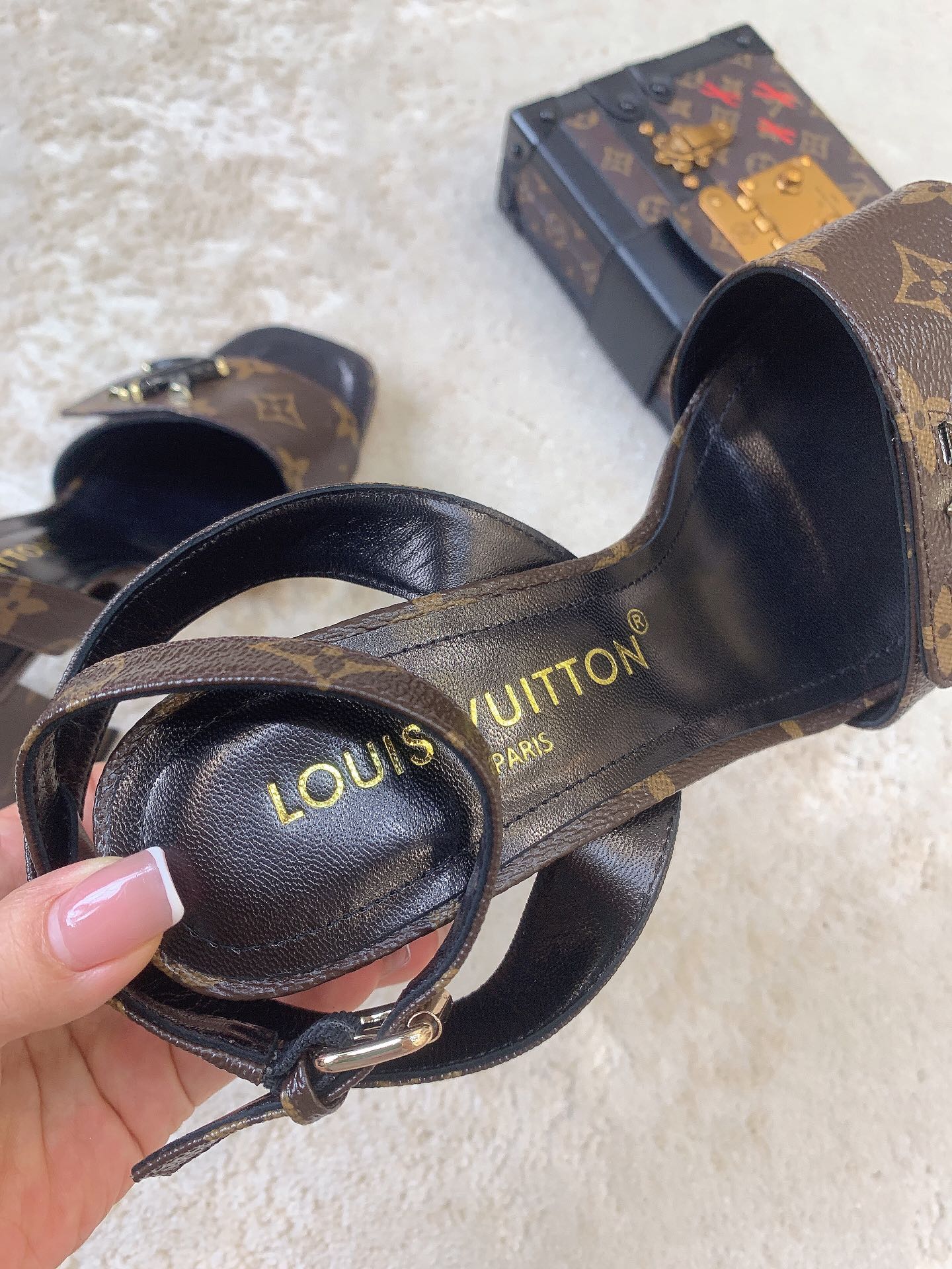 Новинка сезона весна/лето 2023 от LV - Босоножки на высоком каблуке - Черный монограммный узор