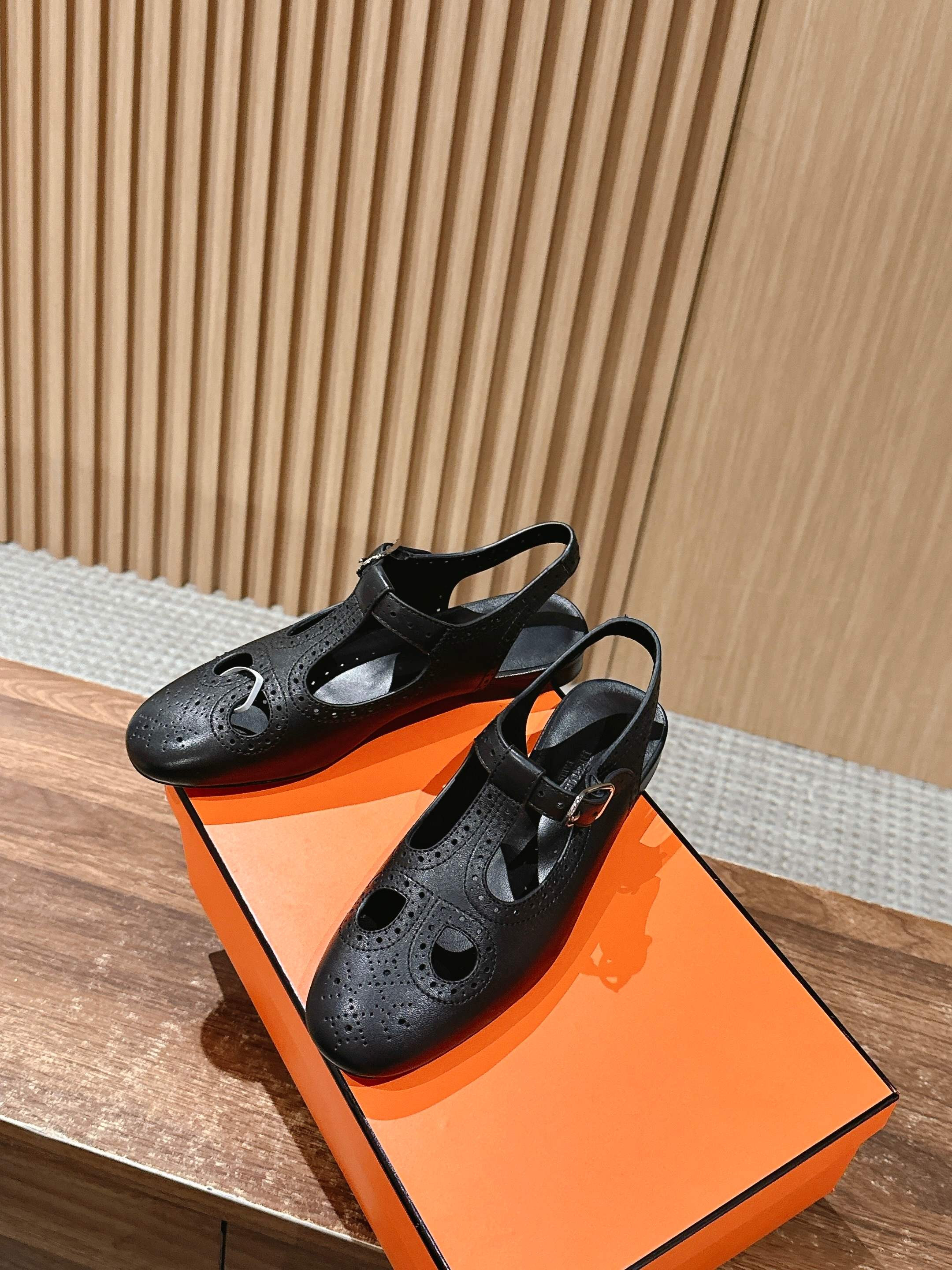 Кожаные сандалии-гилли Hermes с открытой пяткой - черные