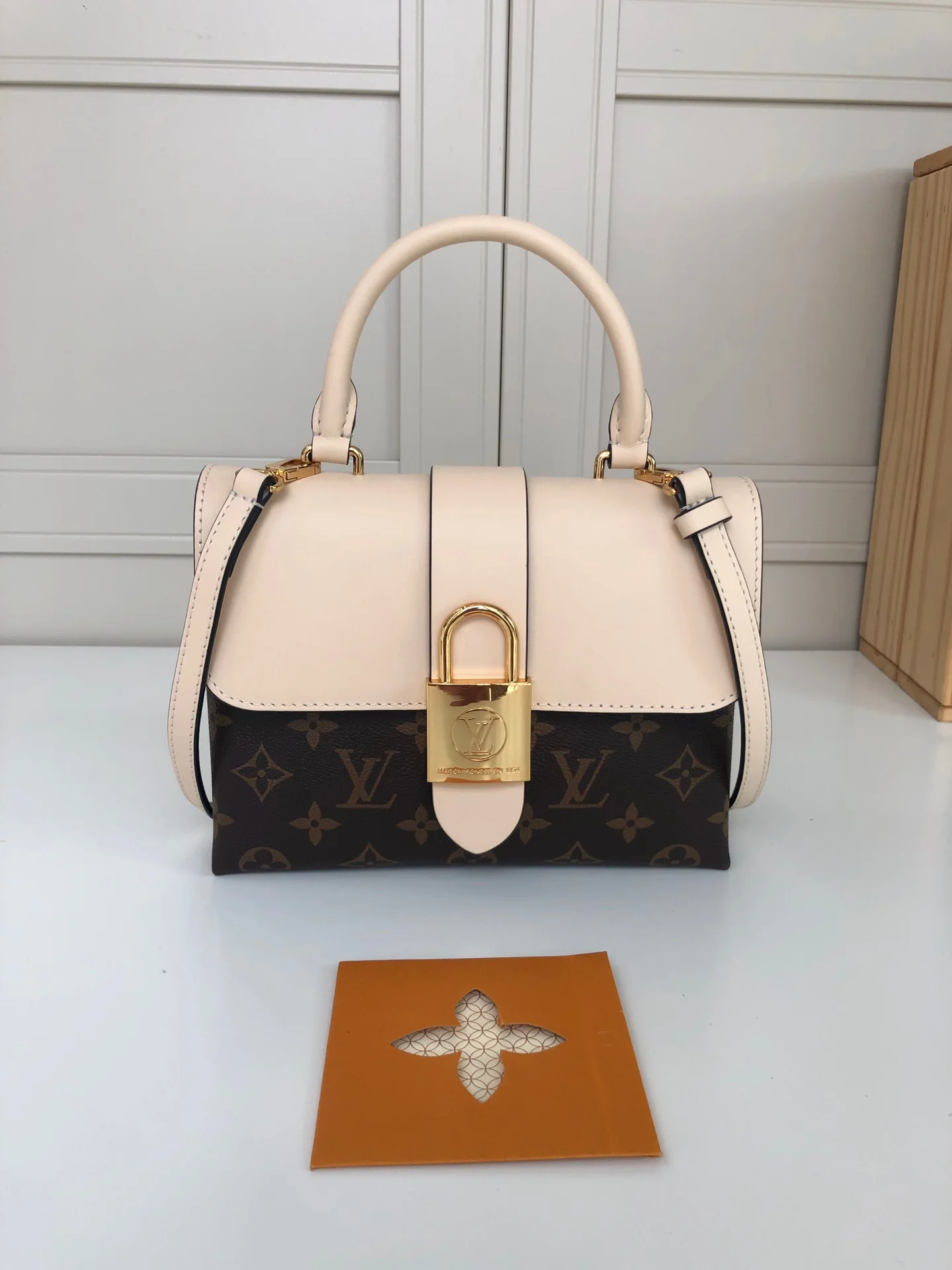 m44653-LV-locky-lock bag-off-white