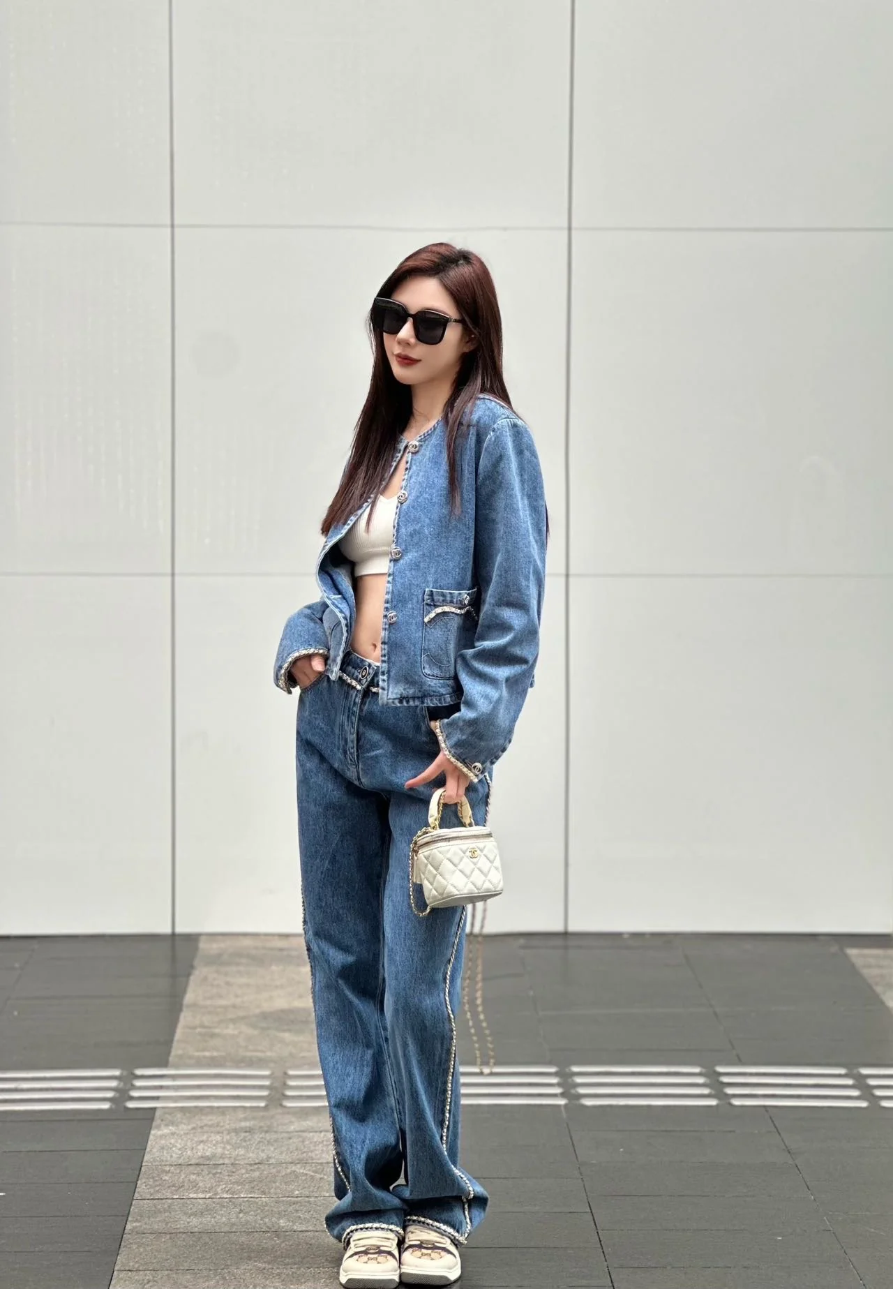 Chanel 2403 — джинсовая куртка в стиле высокой моды от Chanel.