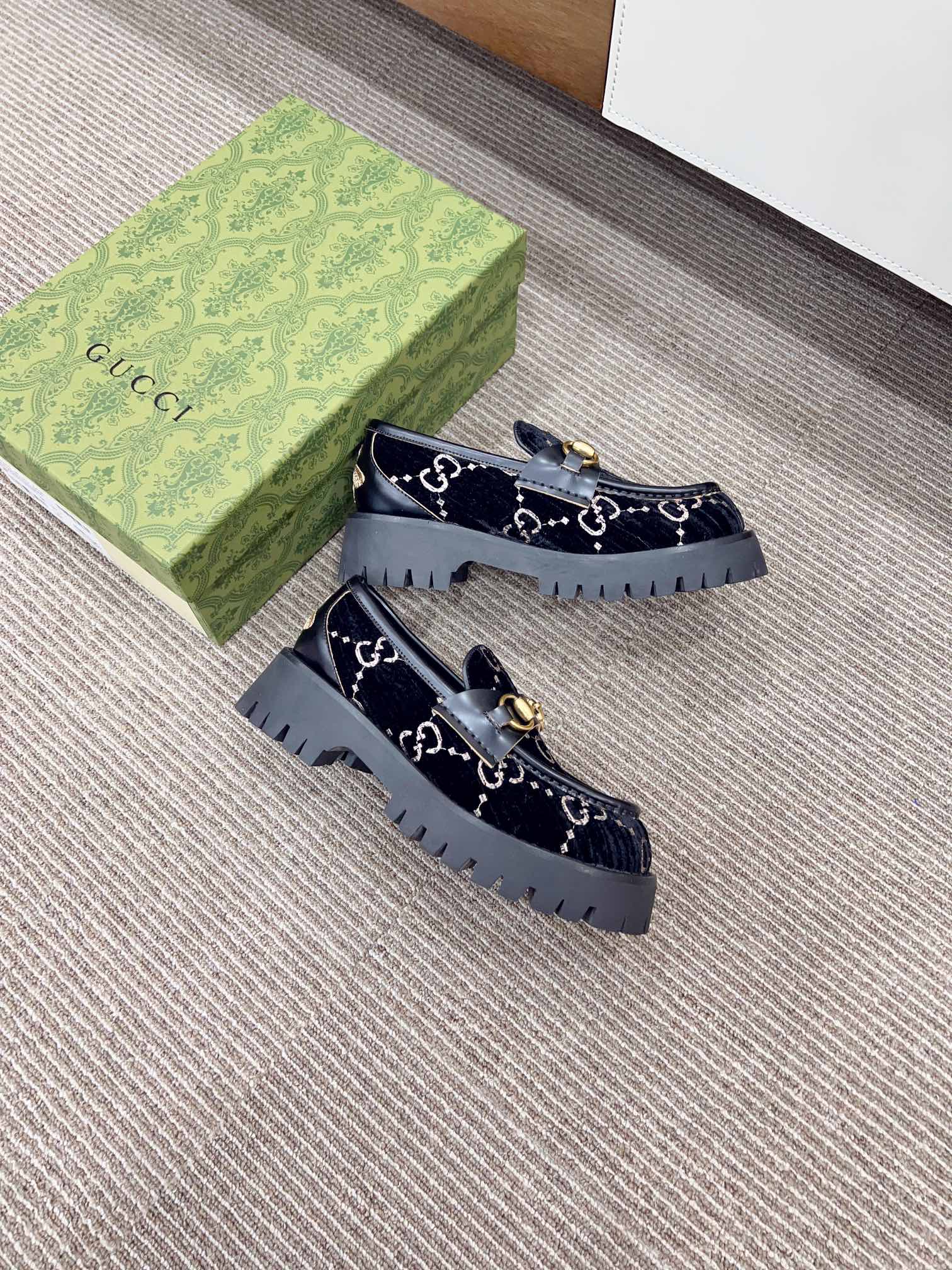 Новинка сезона осень/зима 2023 от Gucci — Лоферы — Черные с монограммой.