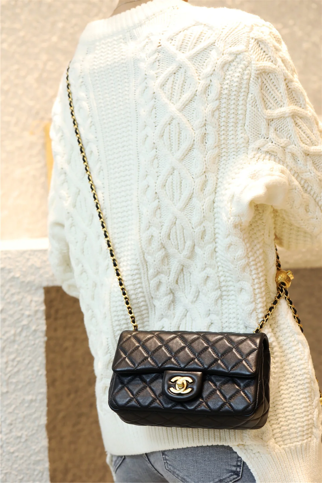 Chanel - Золотая сумка-клапан с шариком из углеродного волокна