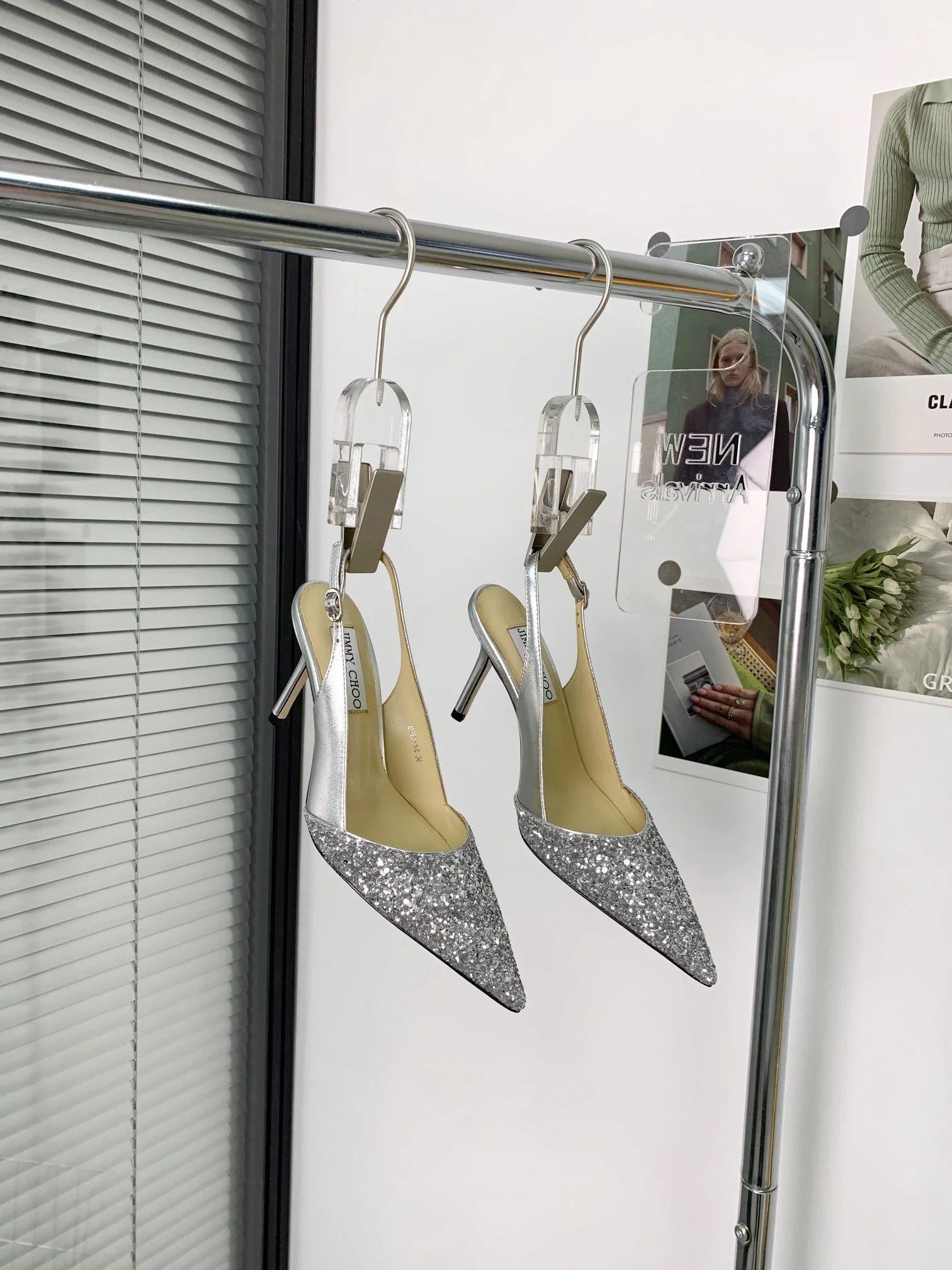 Новинки коллекции Jimmy весна/лето 2022 — туфли на высоком каблуке с пайетками.