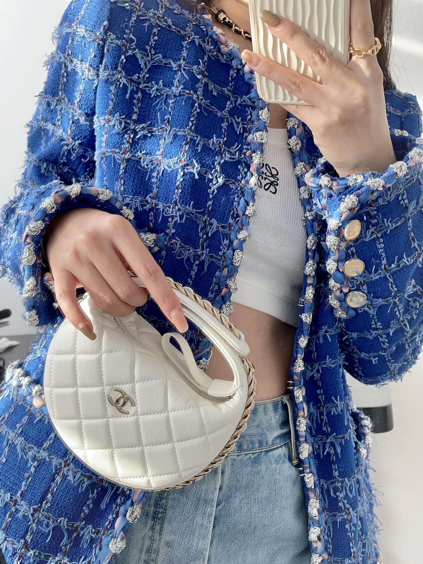 Коллекция Chanel ?Ранняя весна 2023? — клатч ?Хула-хуп? — белый — фото в одежде.