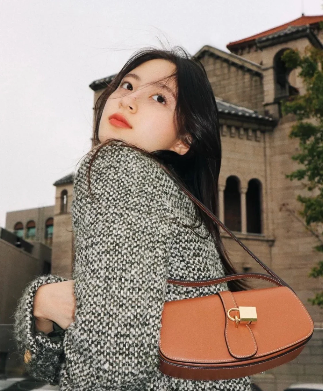 Мини-клатч Celine Tabou с плечевым ремешком в форме замка — коричневый — из гладкой коровьей кожи.