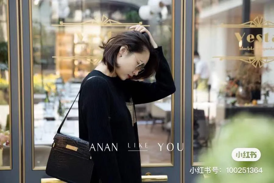 Сумка YSL Manhattan - фурнитура из золотистого материала с тиснением под крокодиловую кожу.