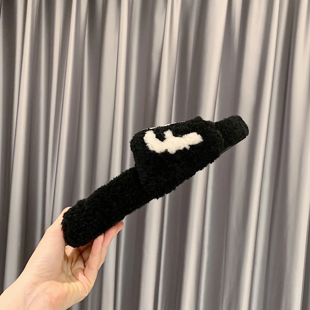 Fendi - Тапочки из овечьей шерсти - Черные с белой надписью